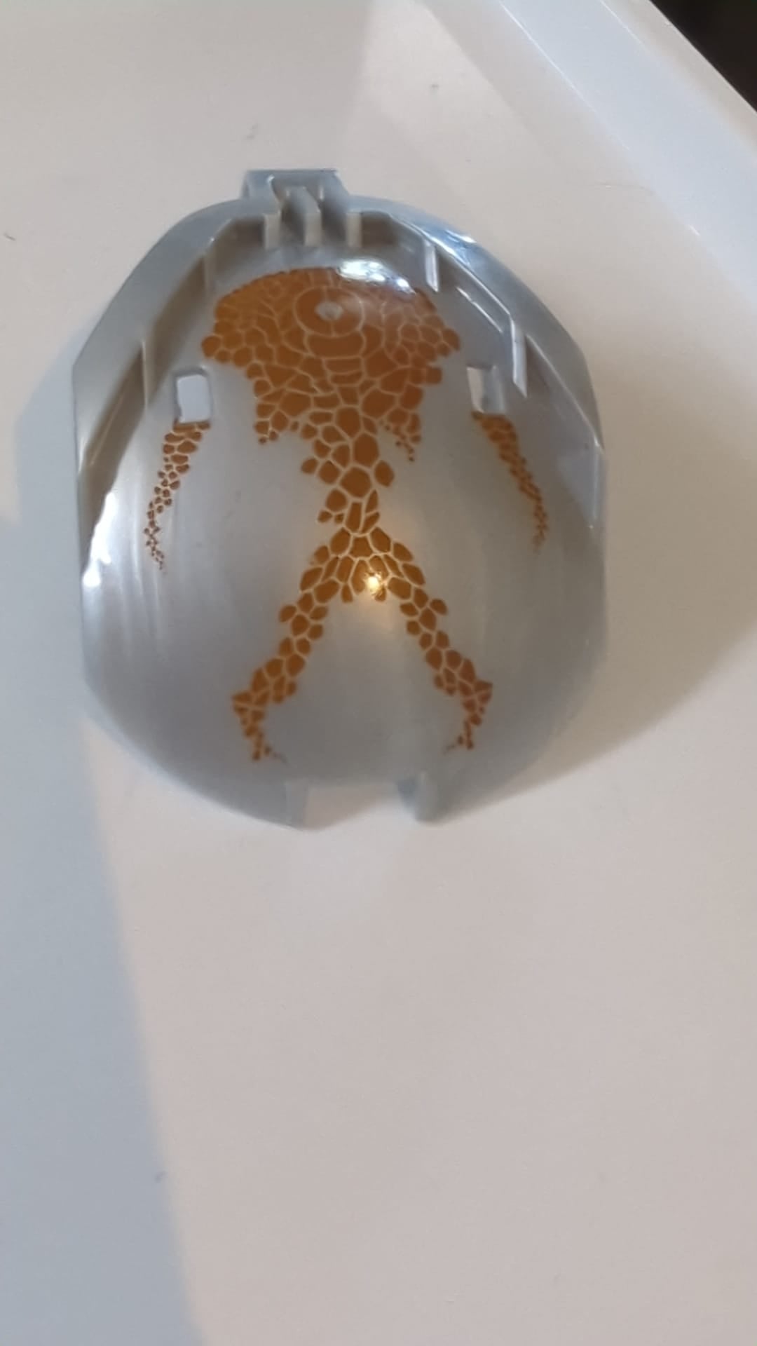 4x5x7 Bionicle Bohrok Windschutzscheibe mit braunen Schuppen und Pahrak-Kal-Logo-Muster perlhellgrau