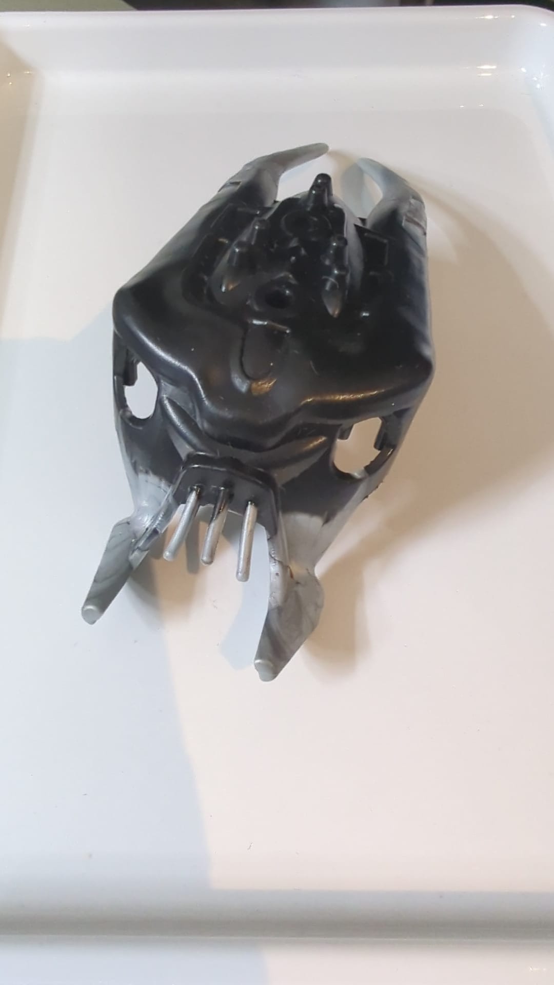 Bionicle-Kopf, Barraki Mantax mit marmoriertem, flexiblem Gummi, perlmuttfarbenen hellgrauen Mandibeln und Hörnern schwarz