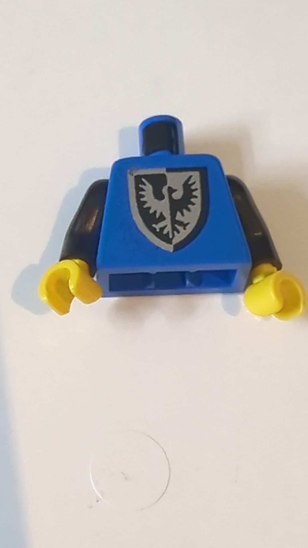 Torso Castle Black Falcon mit Schild, unten rundes Muster / schwarze Arme / gelbe Hände blau