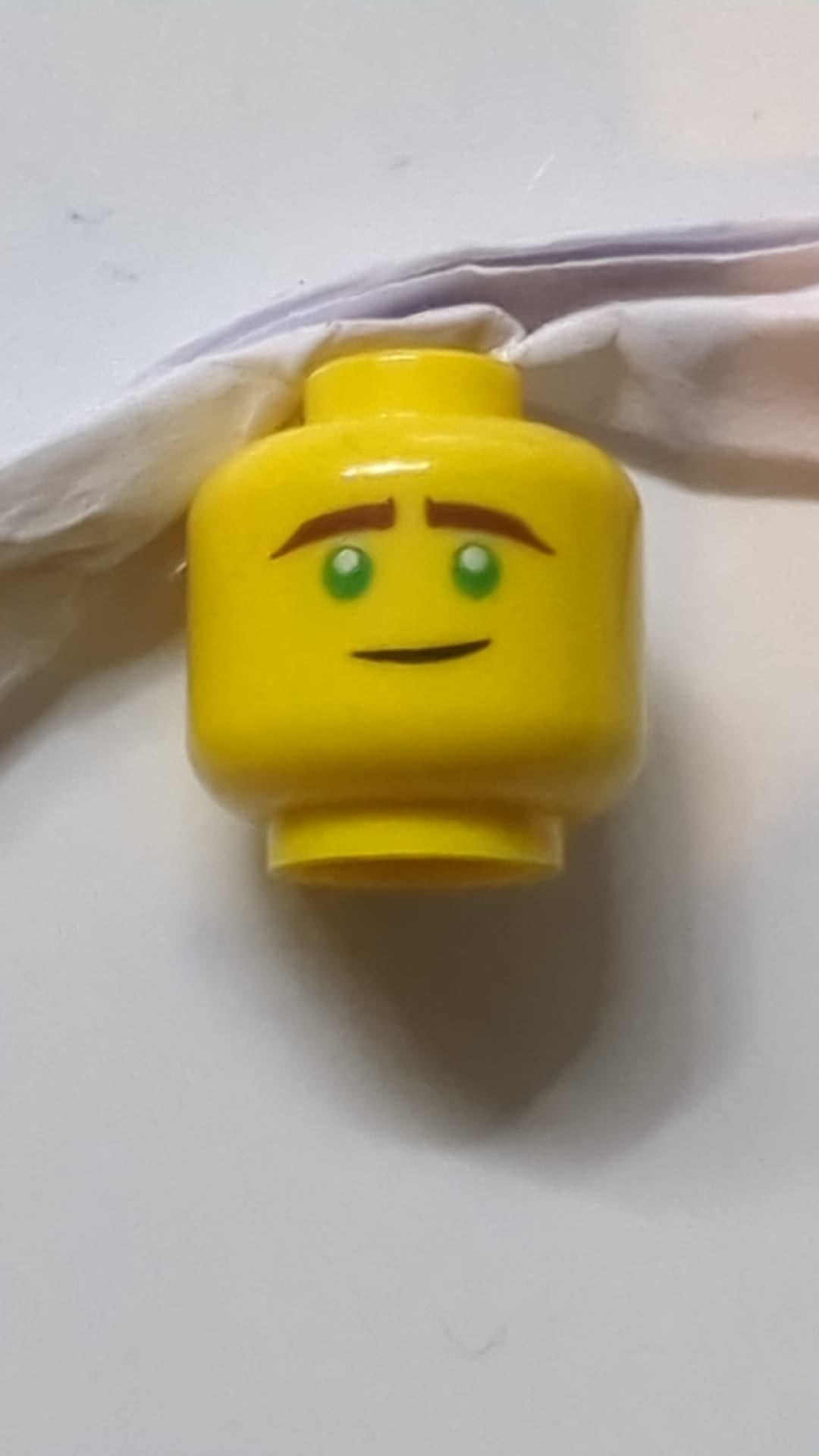 Minifigur, Kopf doppelseitig, rötlich-braune Augenbrauen, grüne Augen, schiefes Lächeln / besorgtes Muster „Lloyd“ gelb