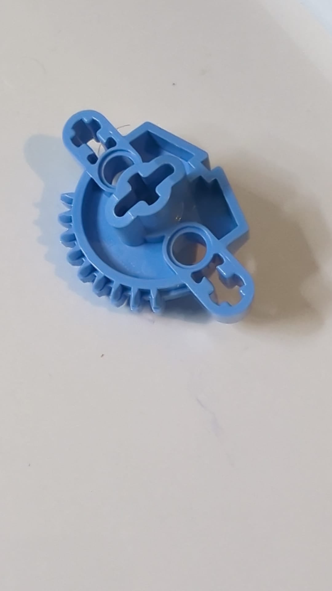 Bionicle Matoran-Torso, Zahnrad mit 9 Zähnen, 3 Achsenlöchern und 2 Stiftlöchern mittelblau