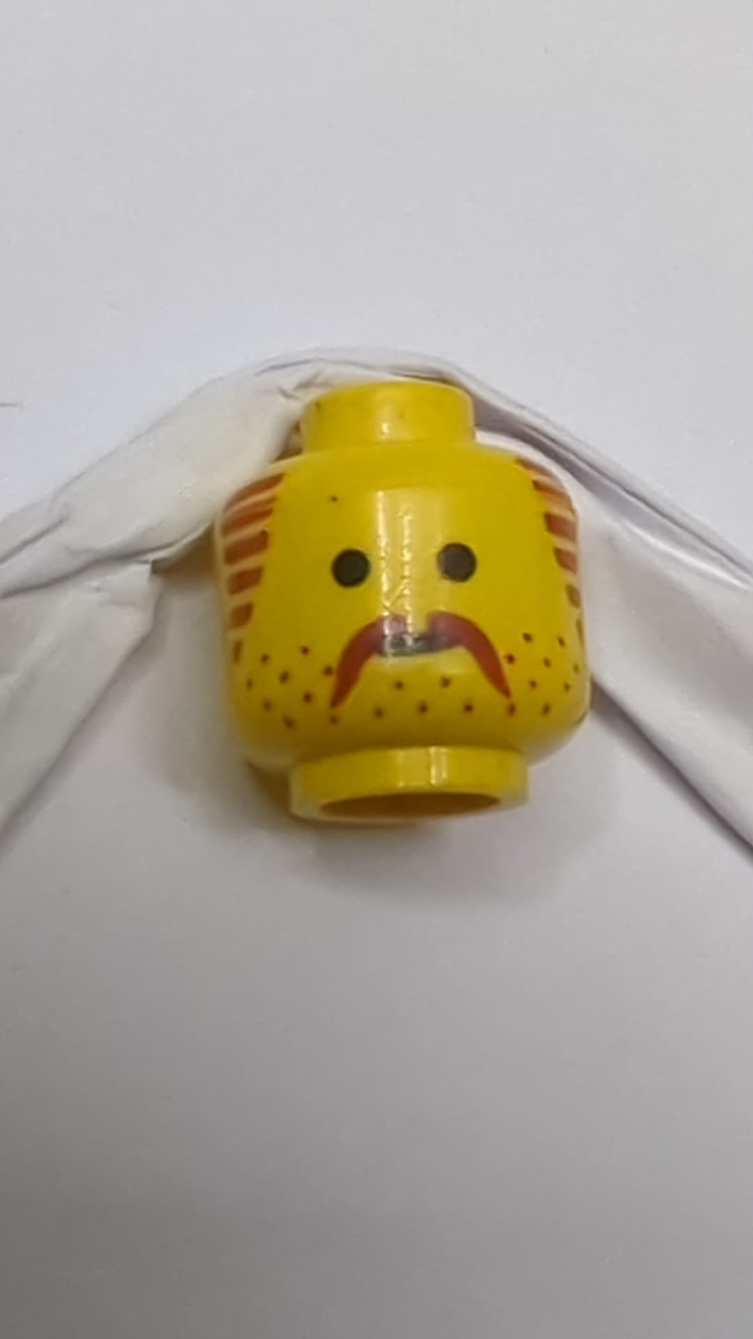 Minifigur, Kopf, Schnurrbart, Stoppeln und Koteletten, braunes Muster gelb