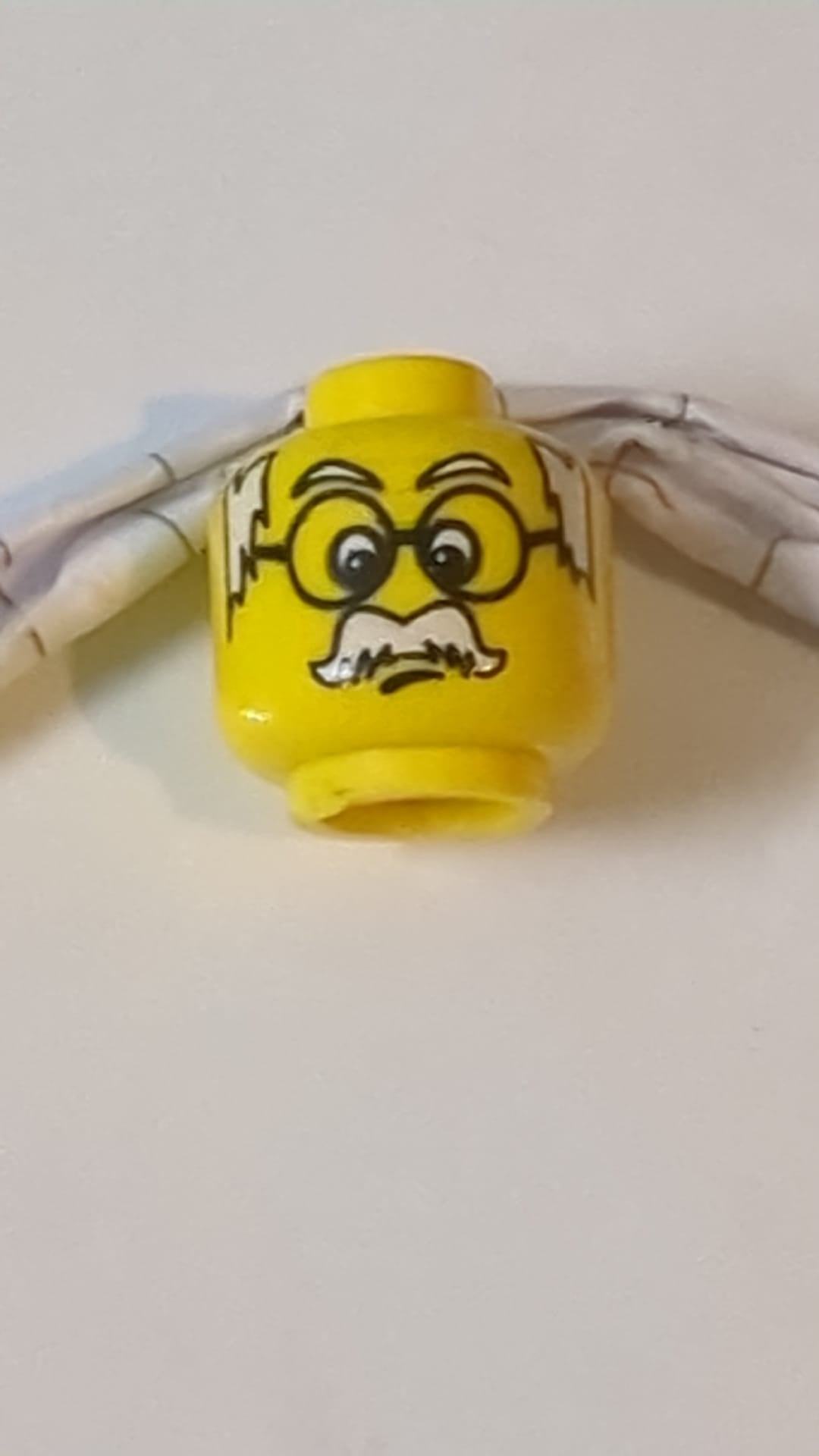 Minifigur, Kopf, Schnurrbart, weiße Haare an den Seiten und große Brille gelb