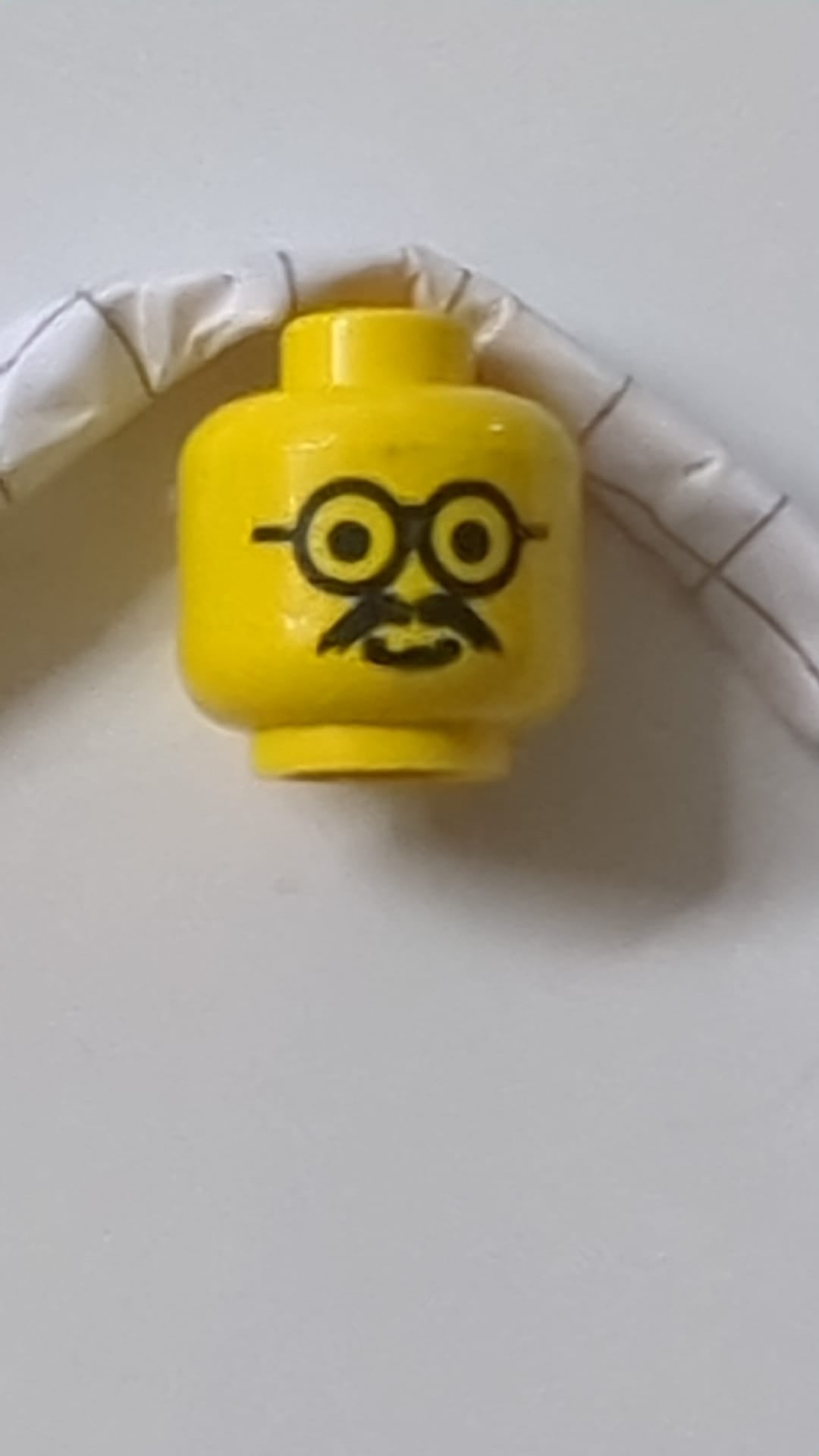 Minifigur, Kopf mit Brille und Schnurrbartmuster gelb