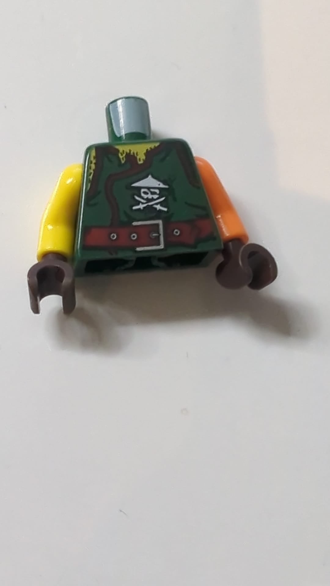 Ninjago-Robe für den Oberkörper mit Ninja-Schädel und gekreuzten Schwertern, Brustbehaarung und dunkelrotem Gürtelmuster / linker Arm orange / rechter Arm gelb / dunkelbraune Hände dunkelgrün