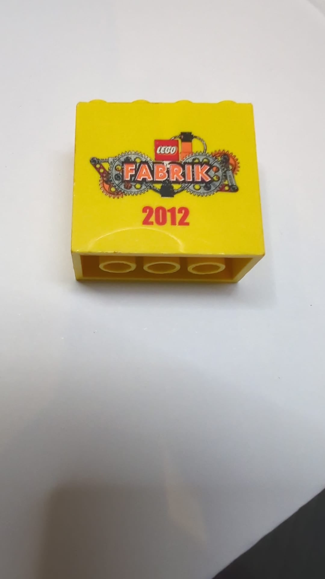 2x4x3 Stein mit LEGO Fabrik 2012 Muster gelb