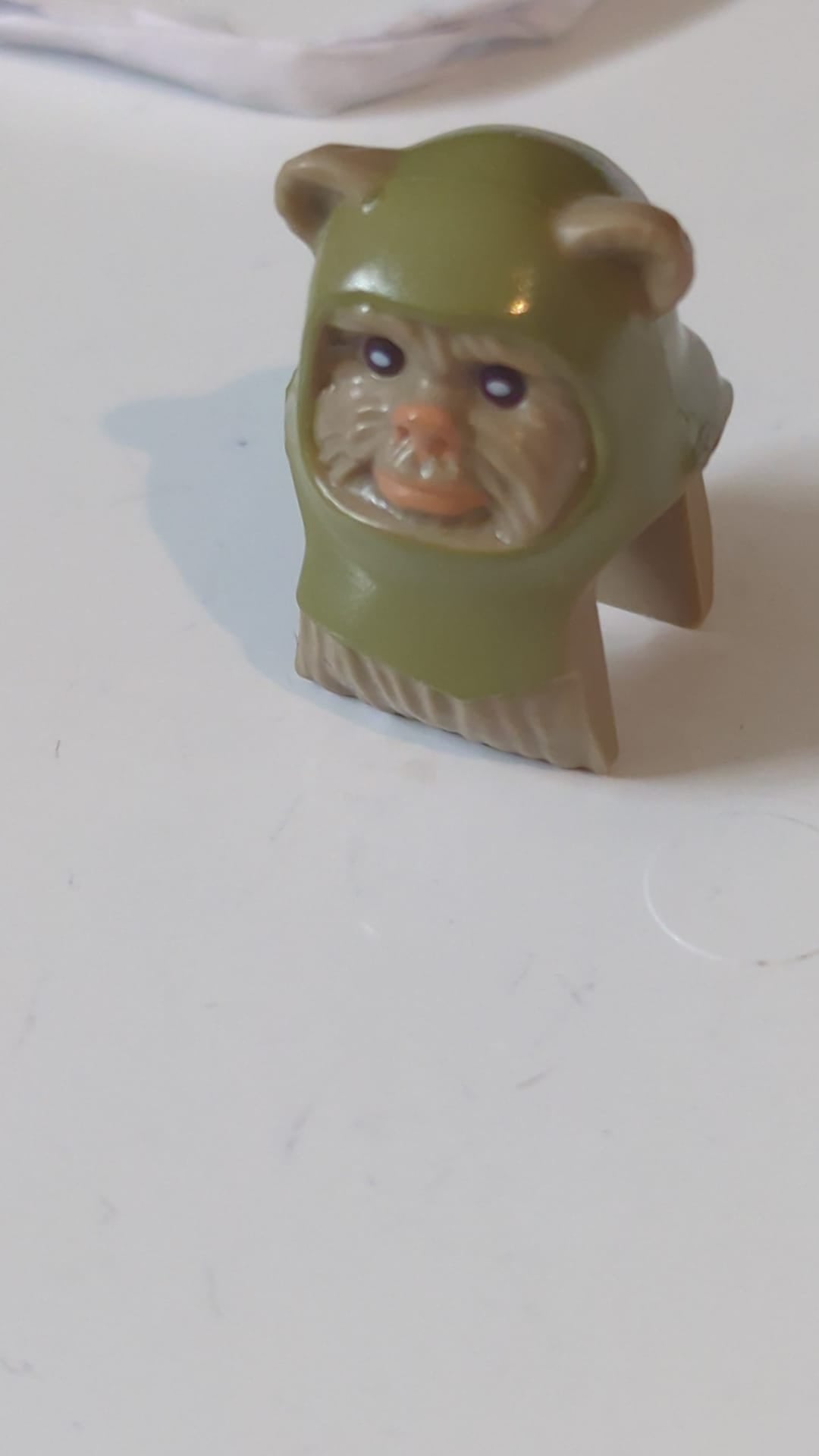 Minifigur, Kopf, modifizierter SW Ewok mit olivgrünem Kapuzenmuster dunkelbeige
