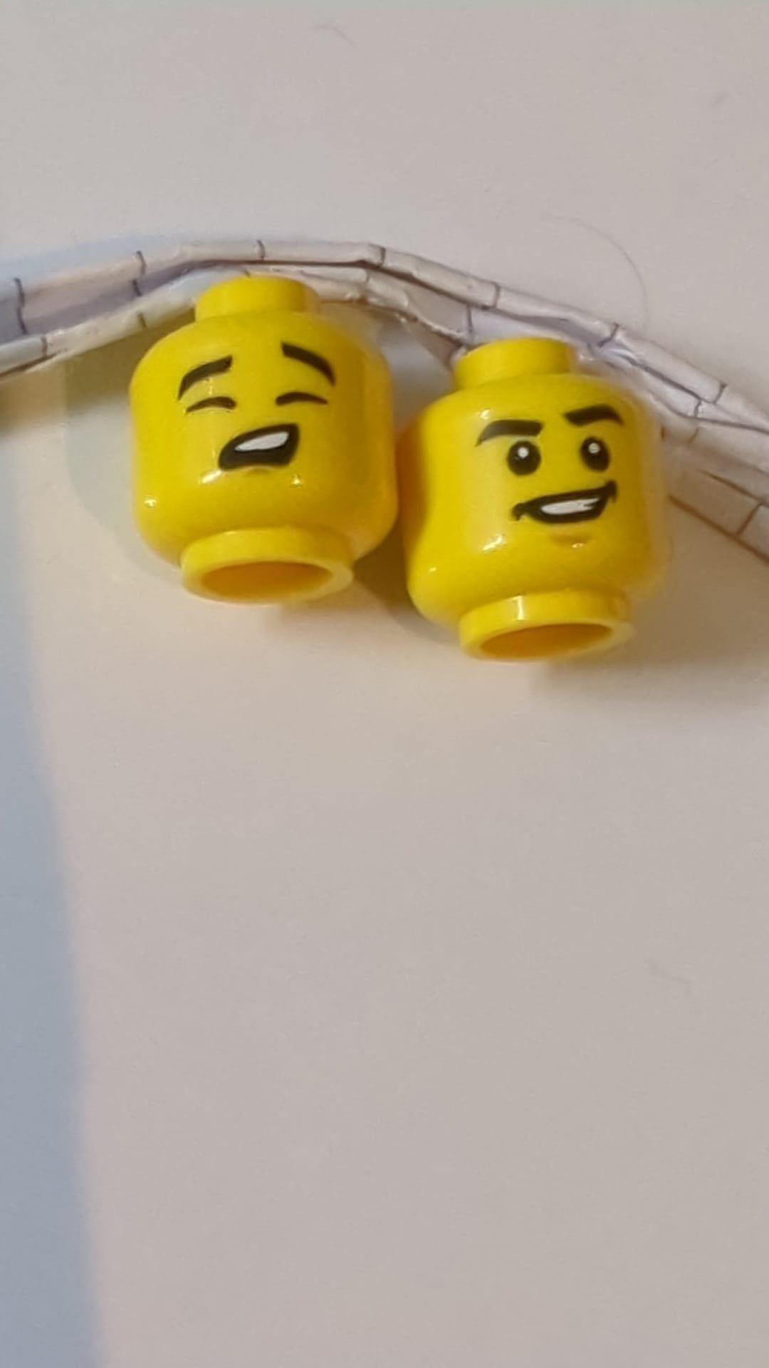 NEU Minifigur, Kopf mit doppelseitigen schwarzen Augenbrauen, breites Lächeln, Kinn/Augen geschlossen, Gesangsmuster gelb