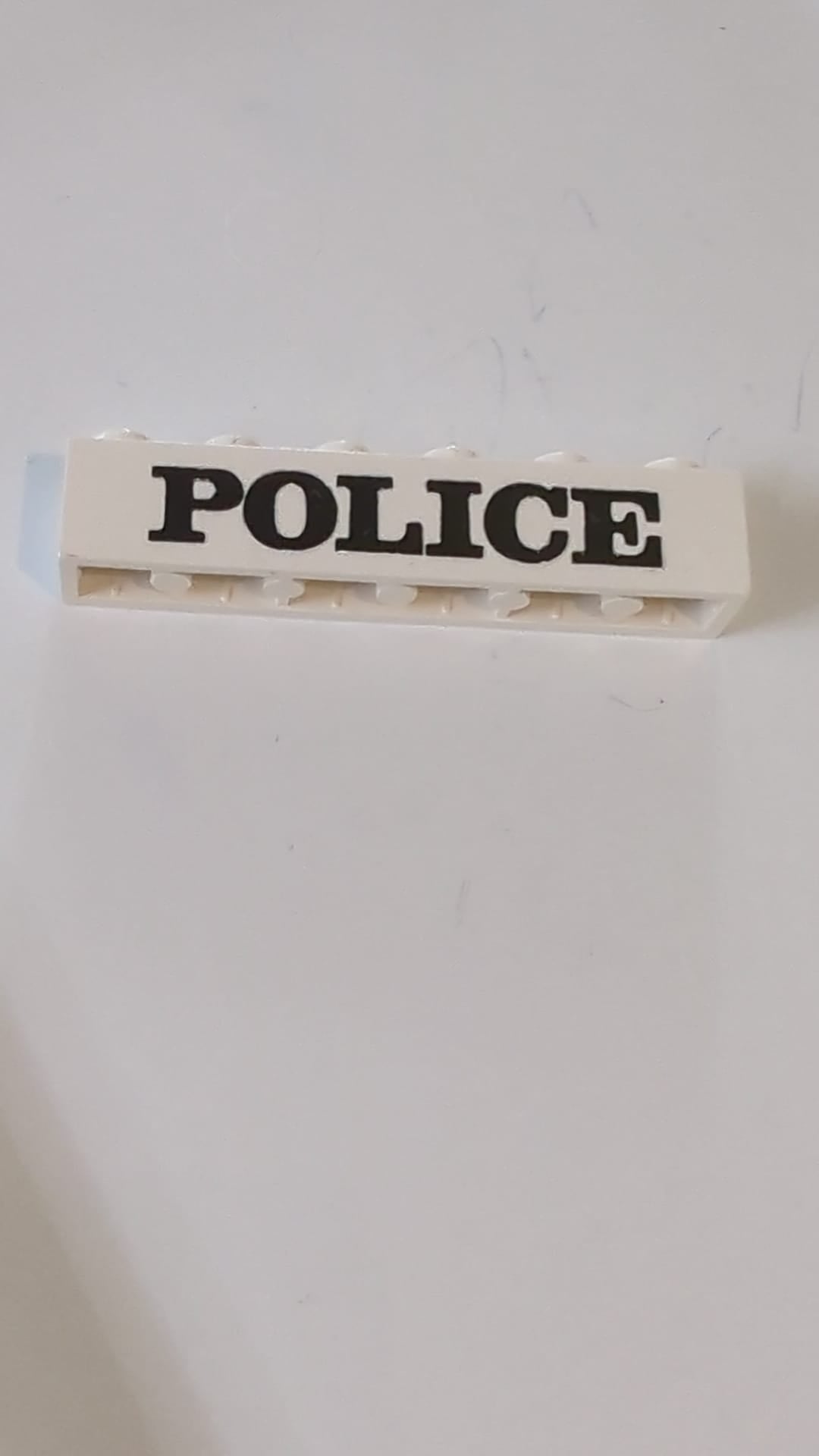 1x6 Stein mit schwarzem Serifenmuster „POLICE“ weiß