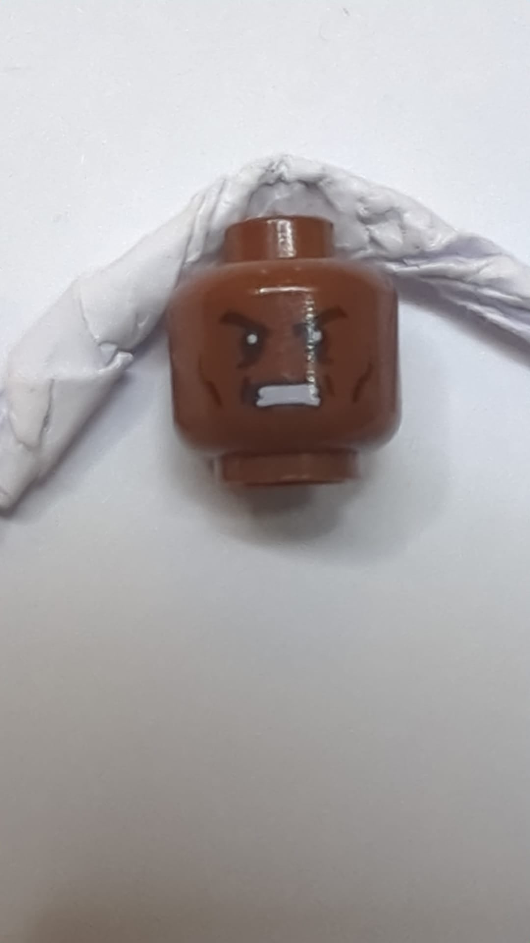 Minifigur, Kopf, doppelseitig schwarze Augenbrauen, Wangenfalten, entschlossenes/wütendes Muster neubraun
