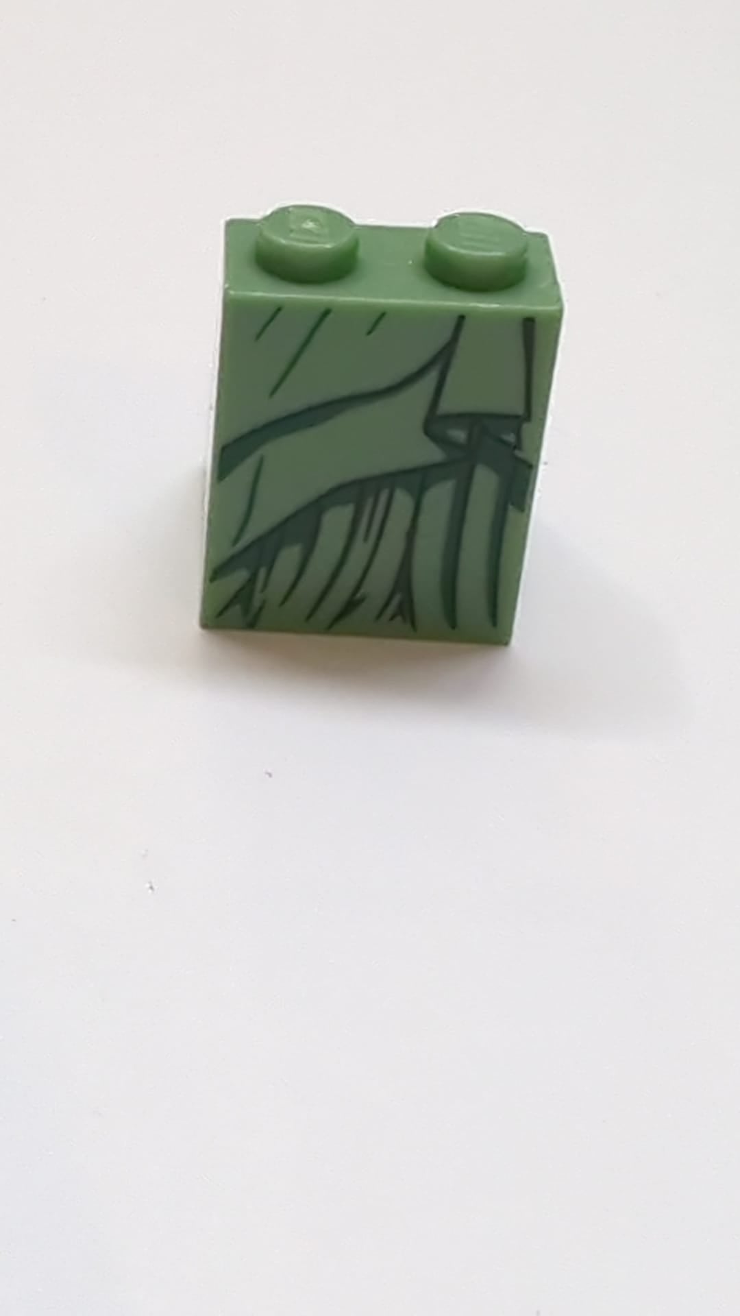 2x2x2 Schräge 65 mit Bodenrohr mit Minifigurenkleid / Rock / Robe, dunkelgrünes und schwarzes Raffmuster sandgrün