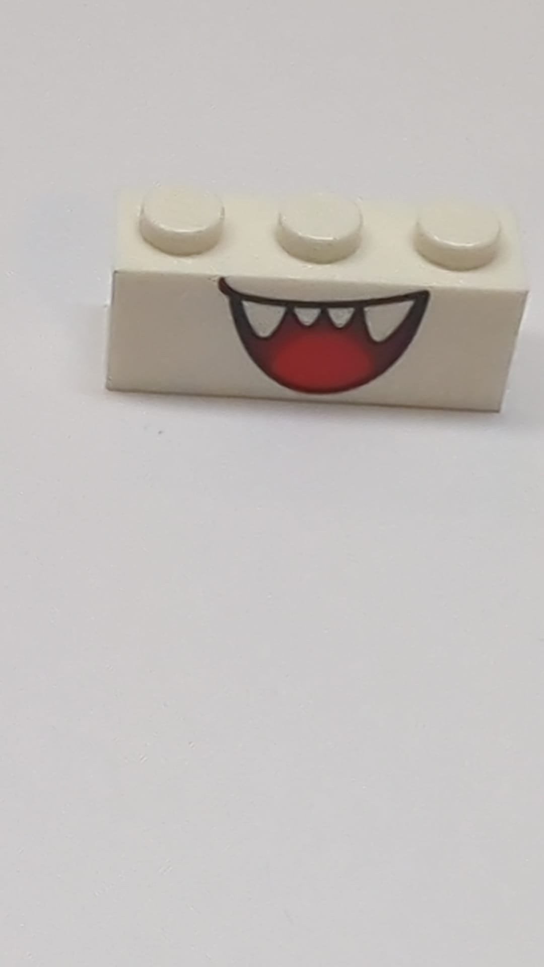 1x3 Stein mit dunkelrotem, offenem Mund, lächelnd mit spitzen Zähnen und roter Zunge, Muster „Super Mario Boo Untergesicht“ weiß
