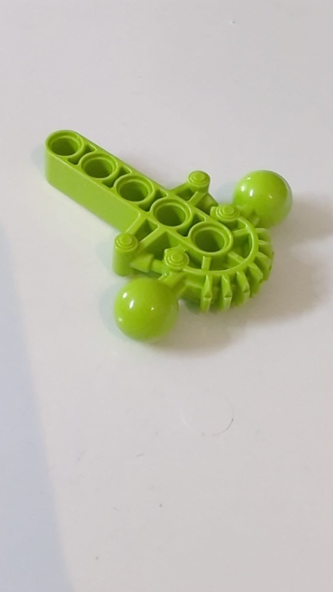 Bionicle-Hüfte/Unterkörper mit 2 Kugelgelenken und 7-Zahn-Halbzahnrad lindgrün