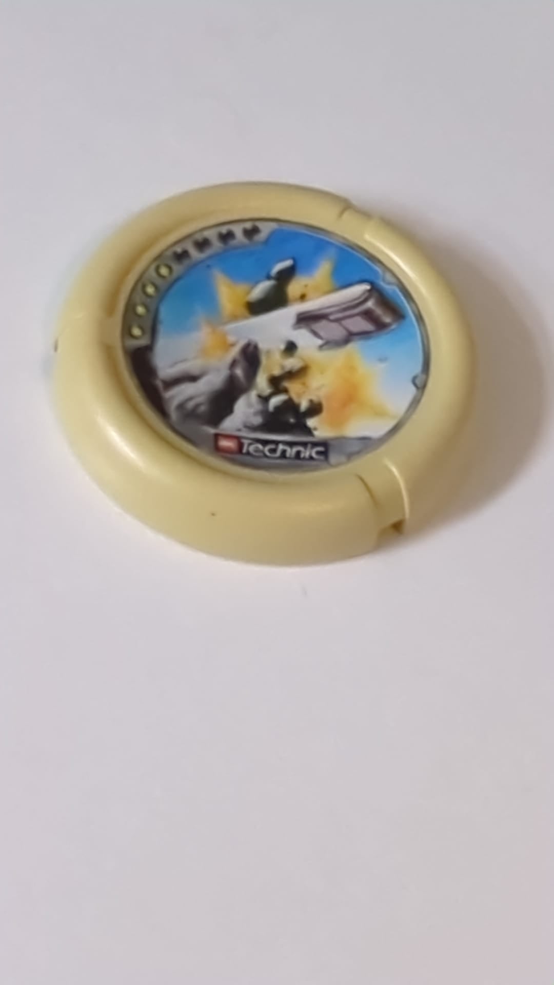 Wurfscheibe Disk mit Throwbot-Granite-/Slizer-Rock-Motiv (4 Noppen), LEGO Technic Logo und Muster einer fliegenden Box, die auf einen Felsen trifft beige