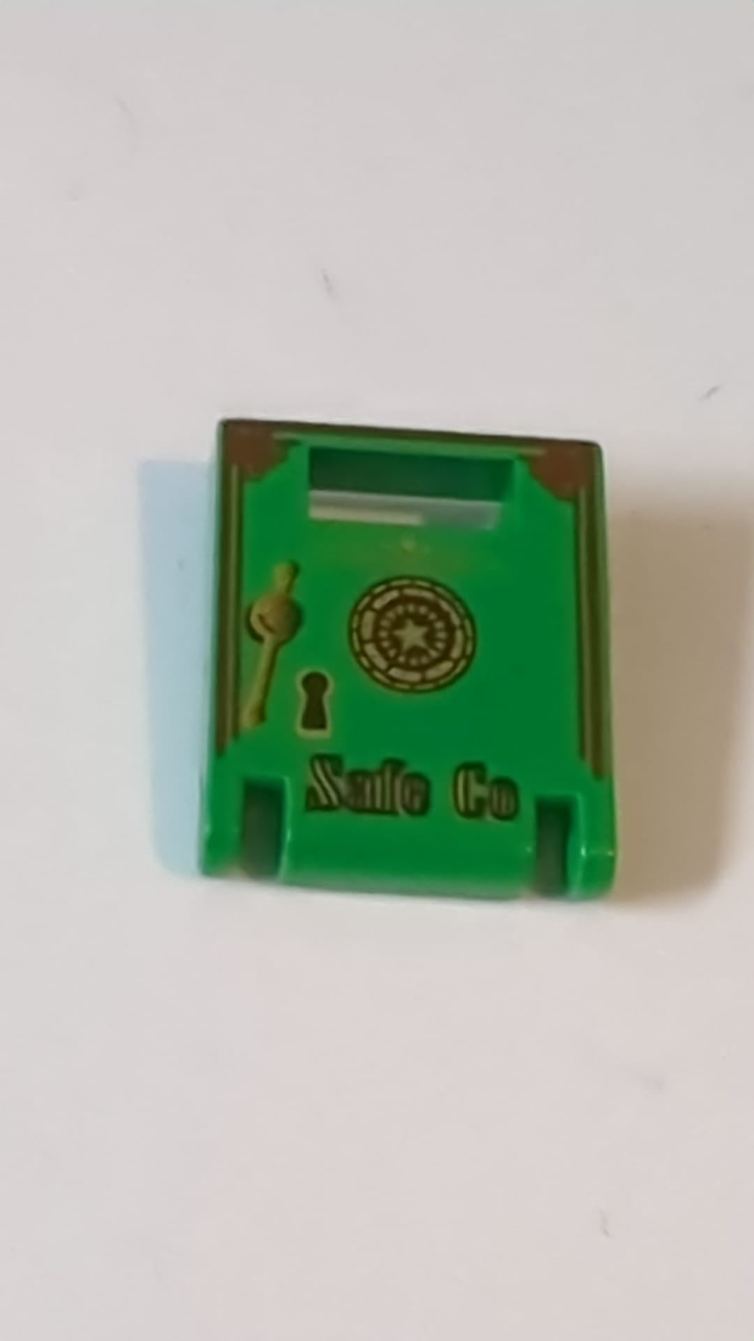 2x2x2 Behälter, Box Tür mit Schlitz mit schwarzem und goldenem Drehknopf, Griff, Schlüsselloch und „Safe Co“-Muster grün