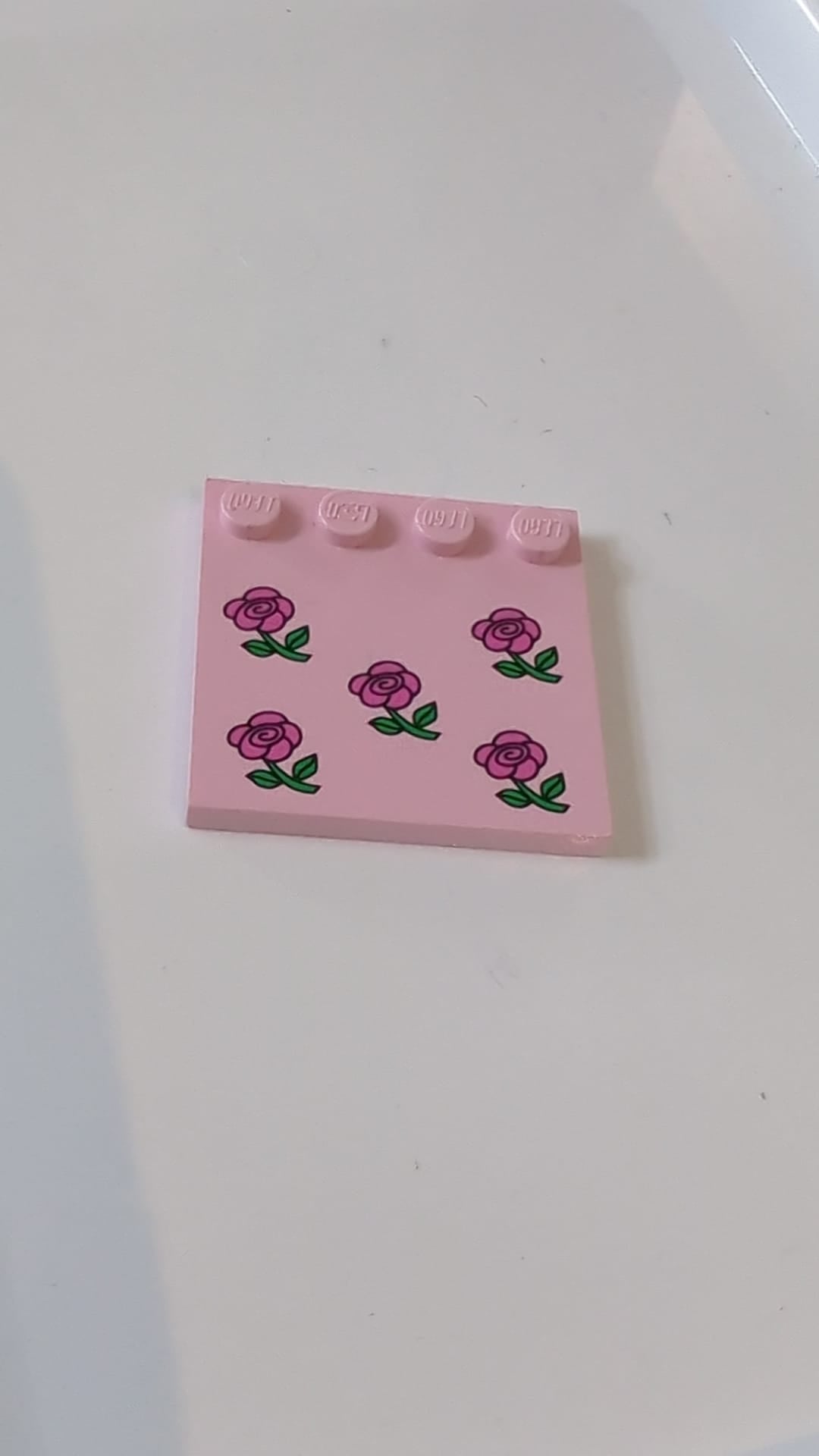 4x4 Fliese, modifiziert mit Noppen an der Kante und dunkelrosa Blumenmuster rosa