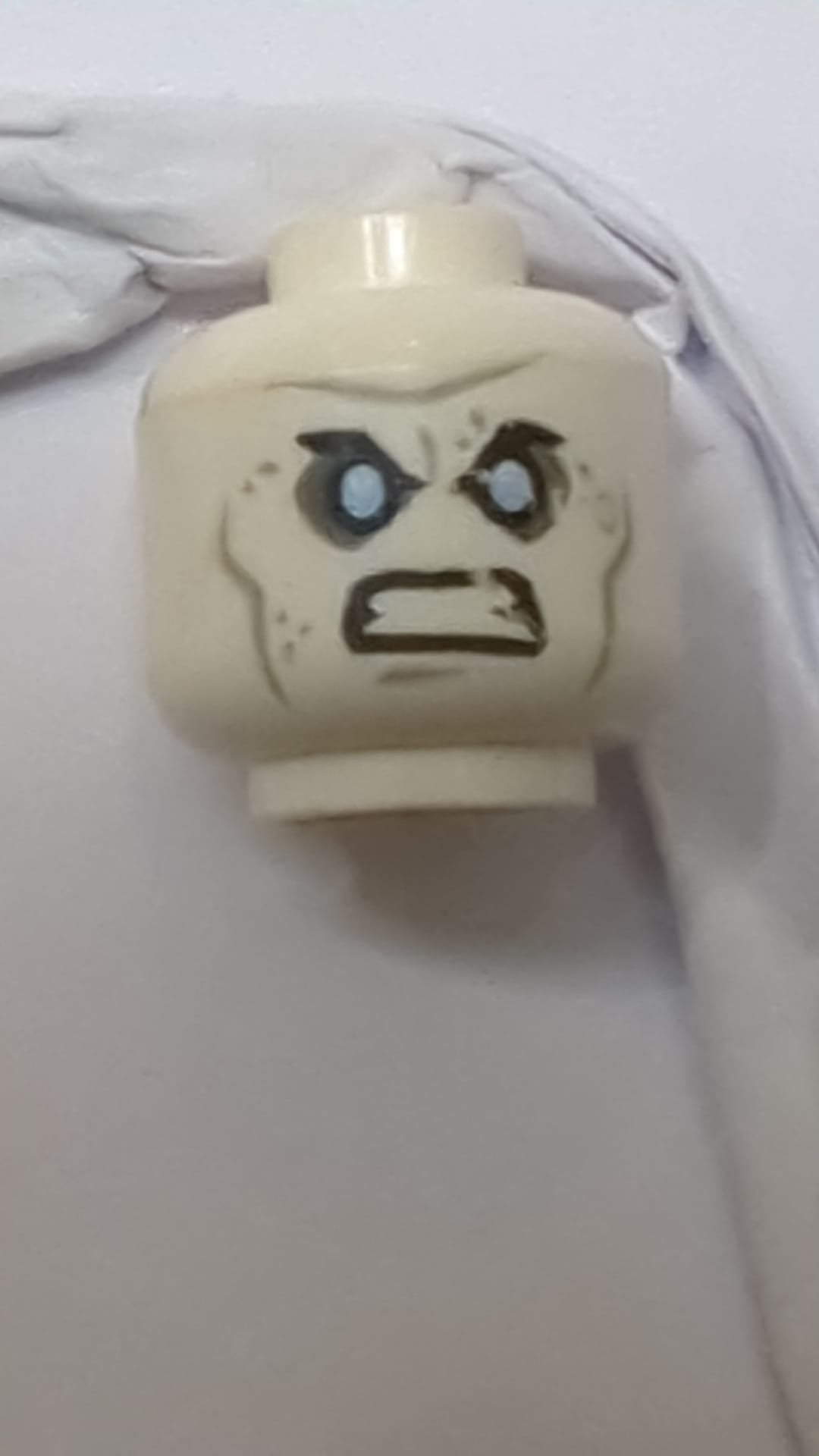 Minifigur, männlicher Kopf, wütende schwarze Augenbrauen, blaue Augen, Faltenmuster „Mr. Freeze“ weiß