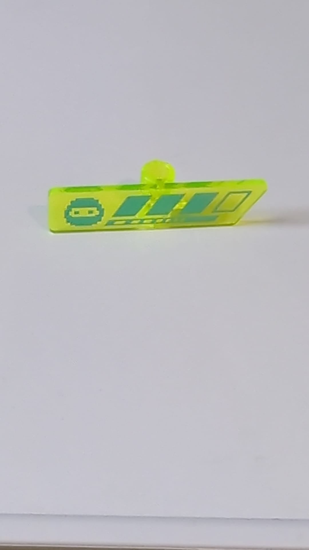 Minifigur, Utensil-Gameplayer-Etikett mit pixeligem, mittelblauem Ninja-Kopf und unterbrochenem Streifen-/Lebensleistenmuster transparent neongrün (gelb)