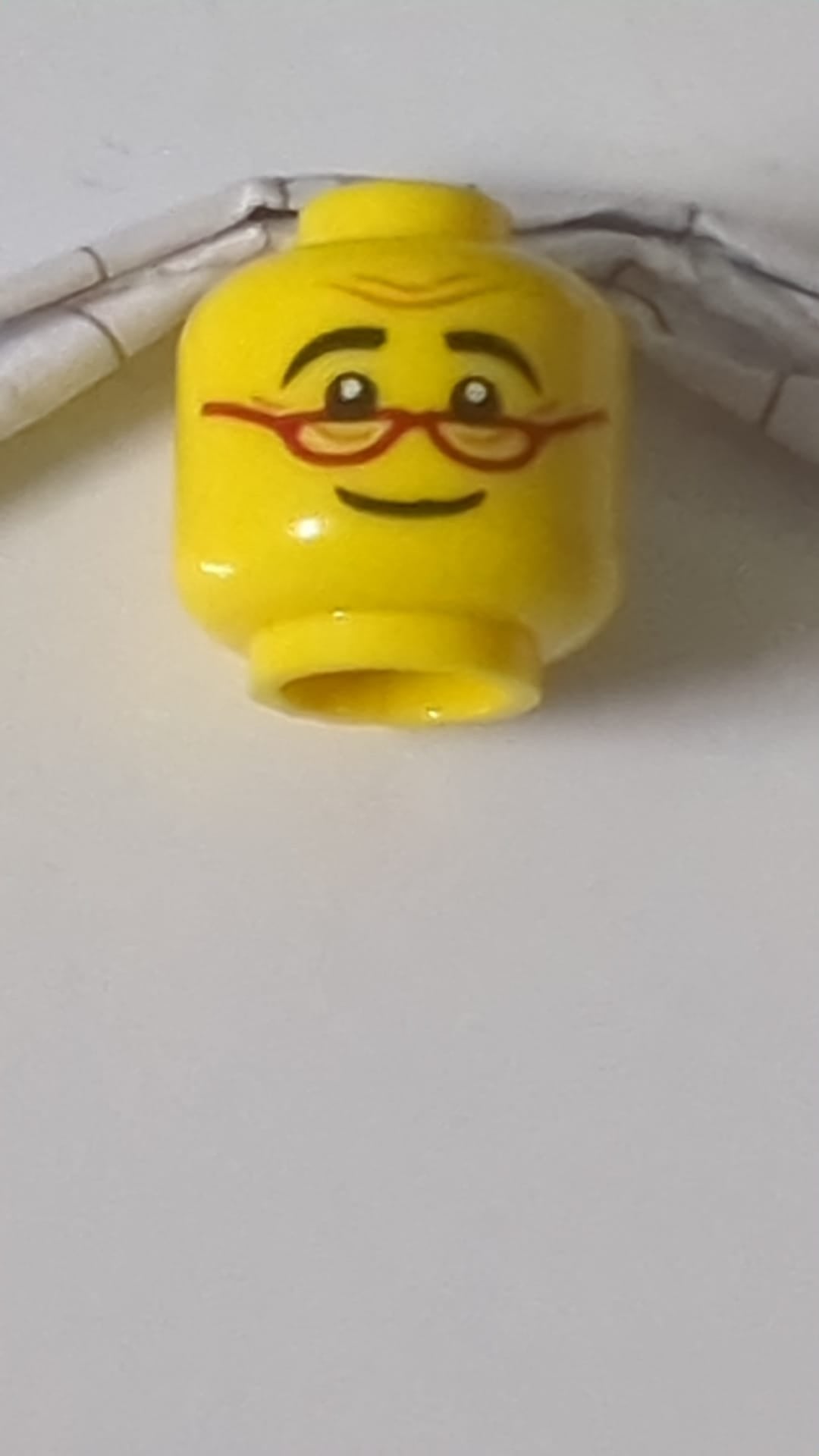 Minifigur, Kopf mit doppelseitiger roter Brille, schwarzen Augenbrauen, lächelndem/ängstlichem Muster gelb