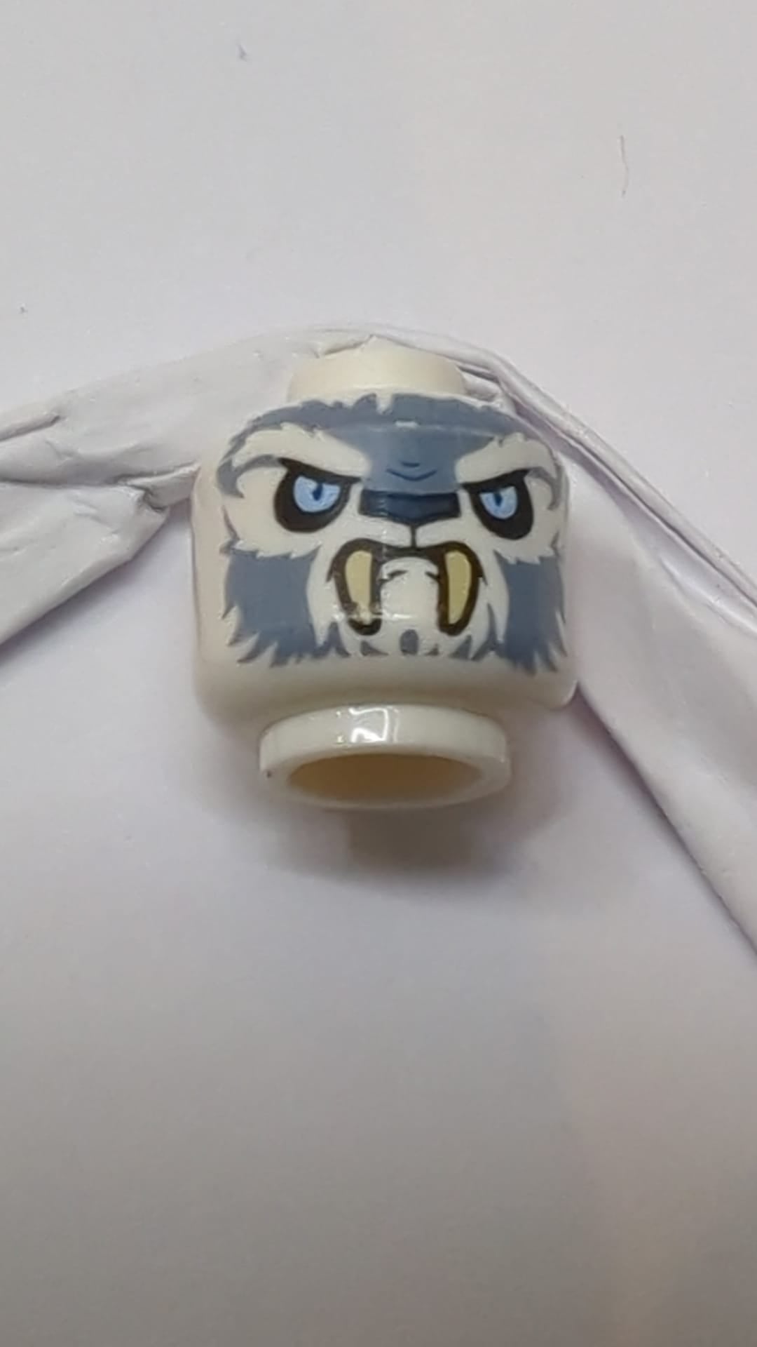 Minifigur, Kopf eines außerirdischen Chima-Tigers mit hellblauen Augen, dunkelblauer Nase, sandblauem Fell und hellbraunen Fangzähnen weiß