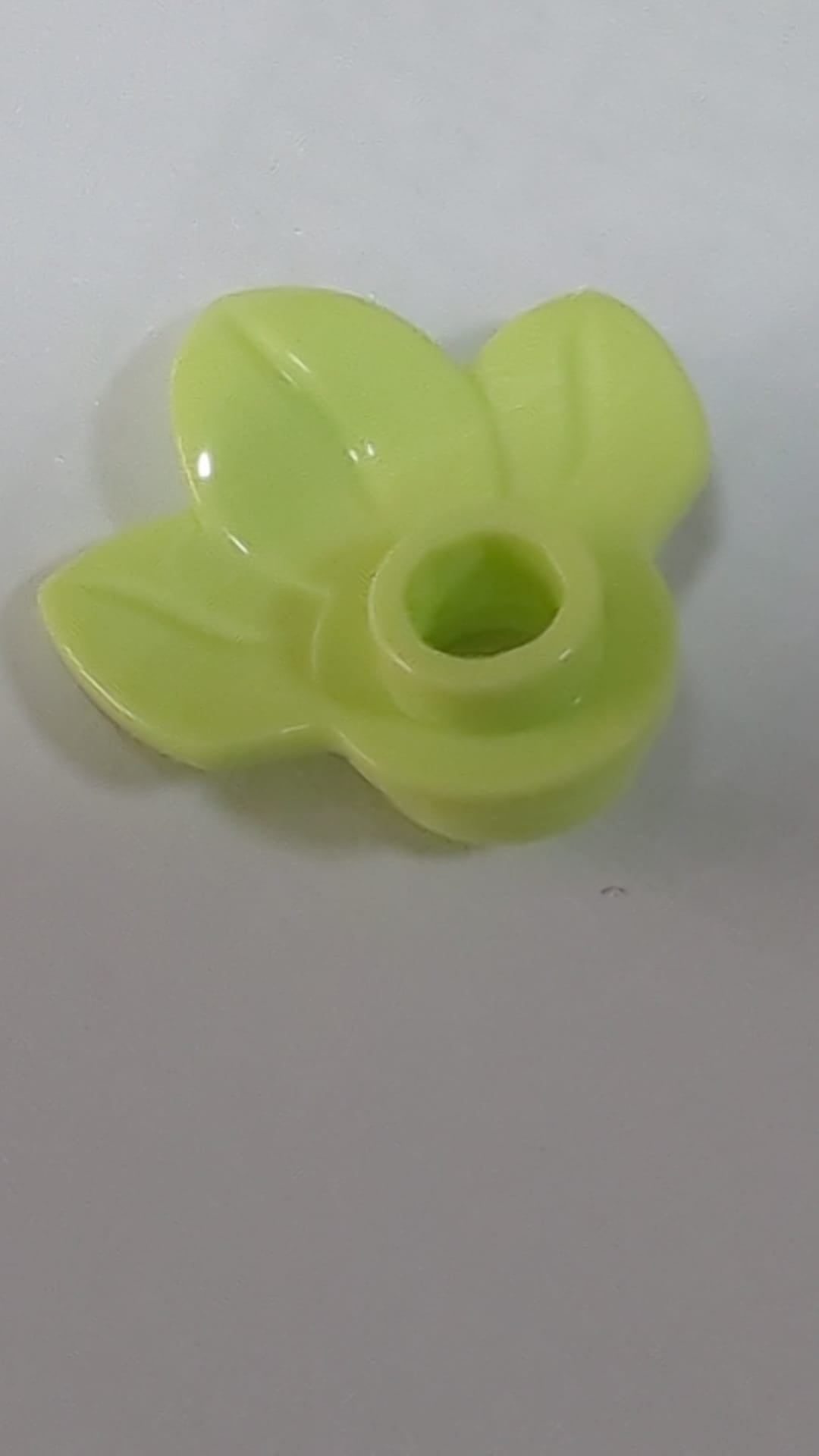 NEU 1x1 cm Pflanzteller, rund mit 3-lagigen Blättern mintgrün