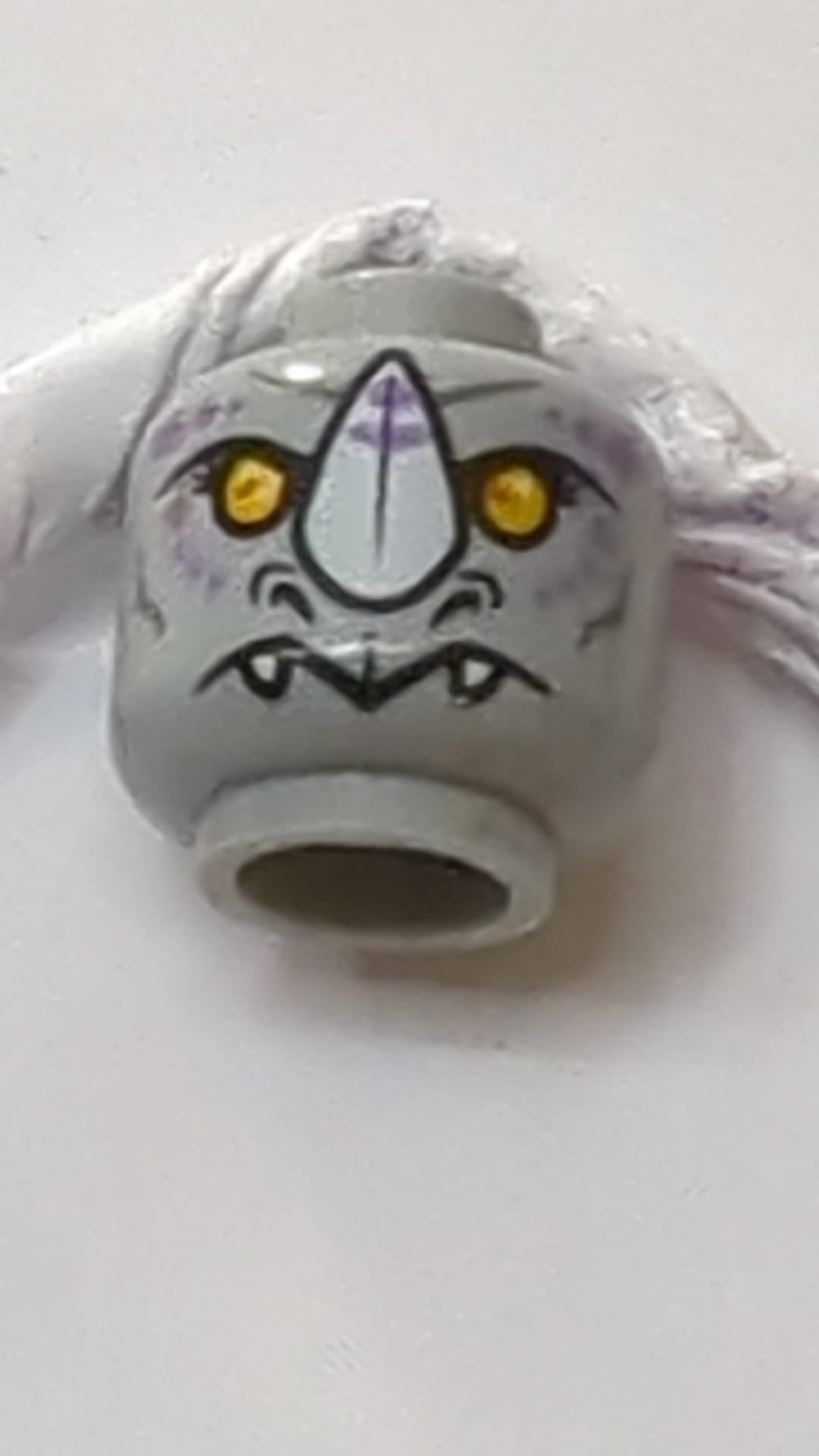 Minifigur, Kopf doppelseitig, Alien Chima Nashorn mit orangefarbenen Augen und weißem Horn, neutrales/wütendes Muster „Rogon“ neuhellgrau