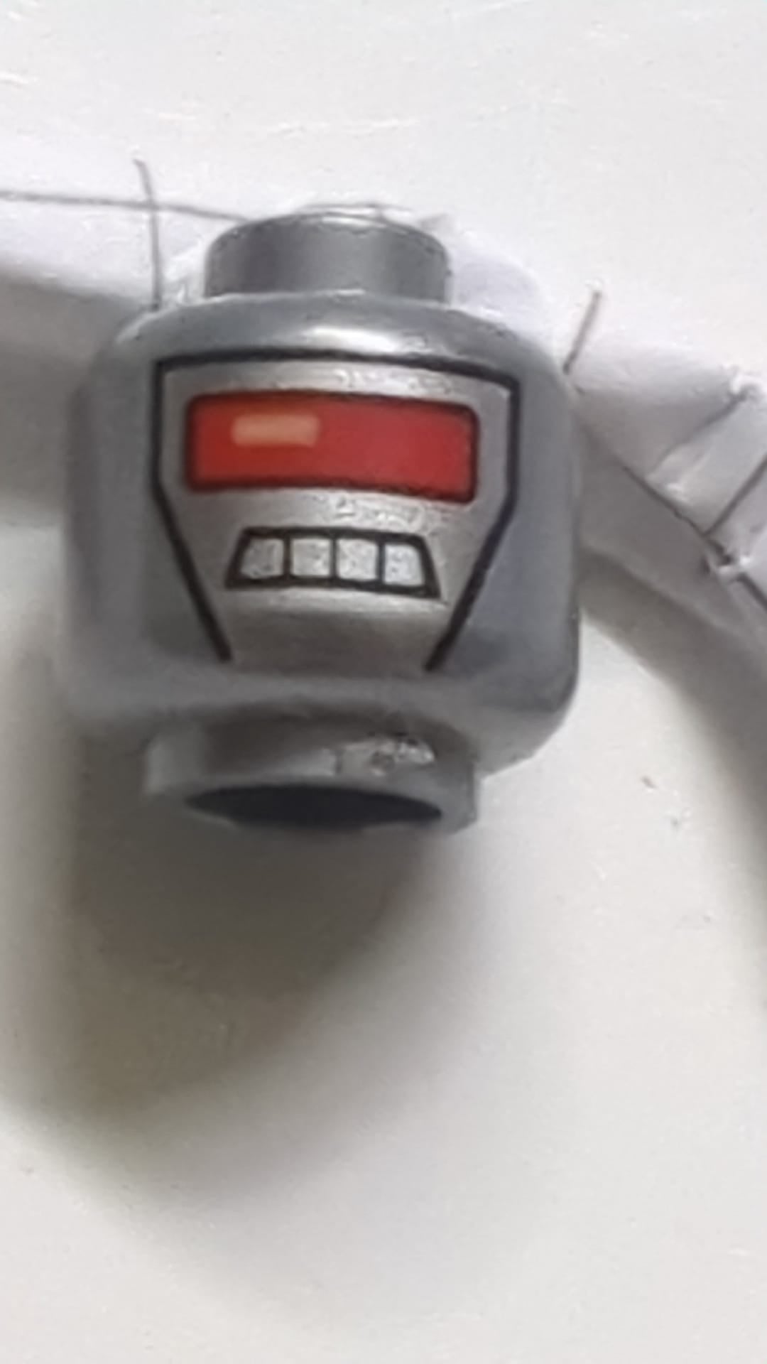 Minifigur, Alienkopf mit rotem Visier und 4 Mundquadraten auf silbernem Hintergrundmuster dunkles pearlsilber