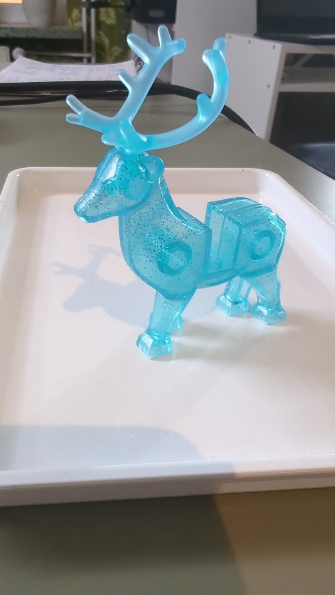 NEU Hirsch mit biegsamem Geweih aus transparent-blauem Gummi (Hirsch / Rentier) {HP-Patronus} Transparent Hellblau mit Glitter