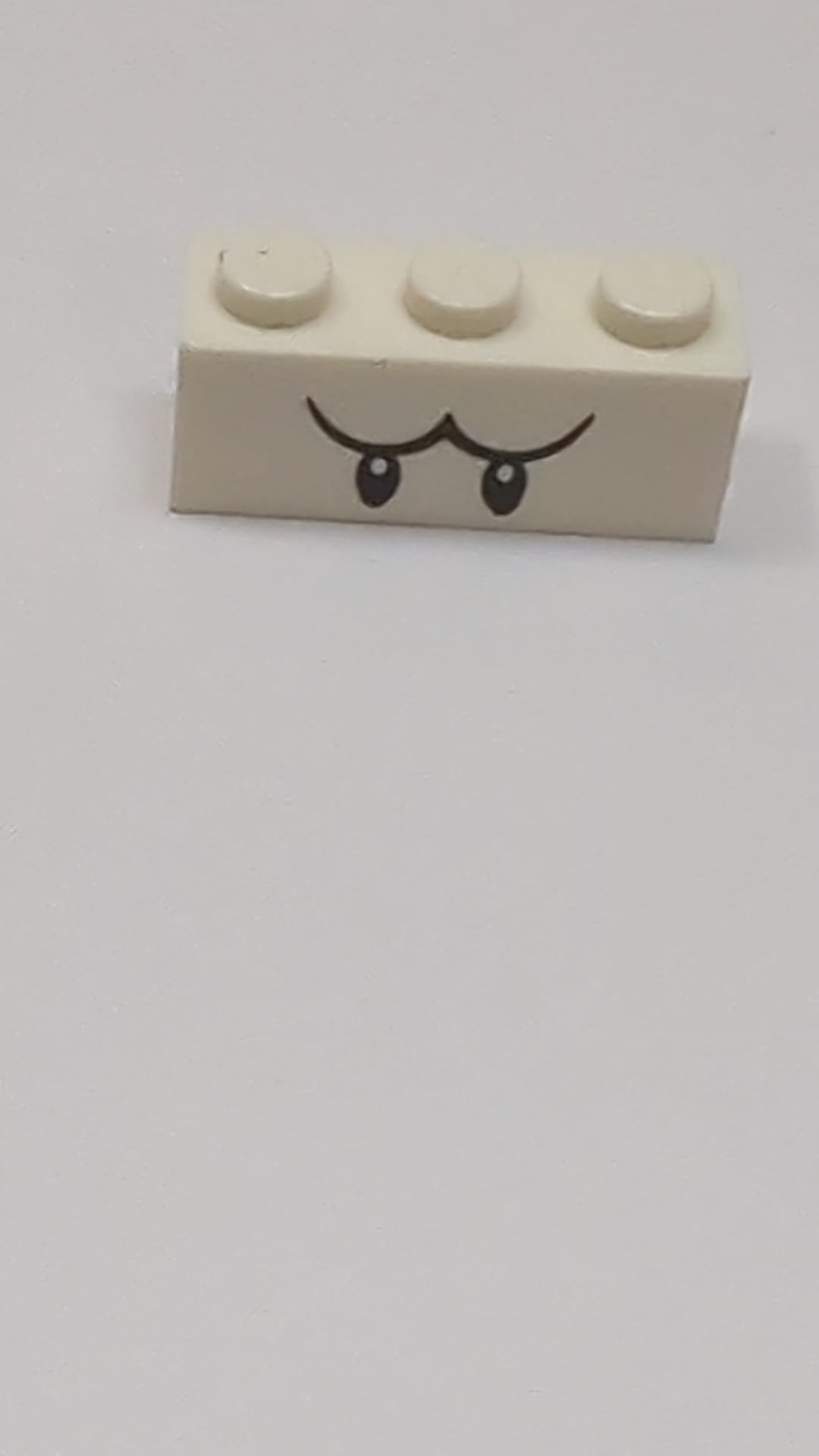 1x3 Stein mit schwarzem Augen- und Augenbrauenmuster „Super Mario Boo Obergesicht“ weiß