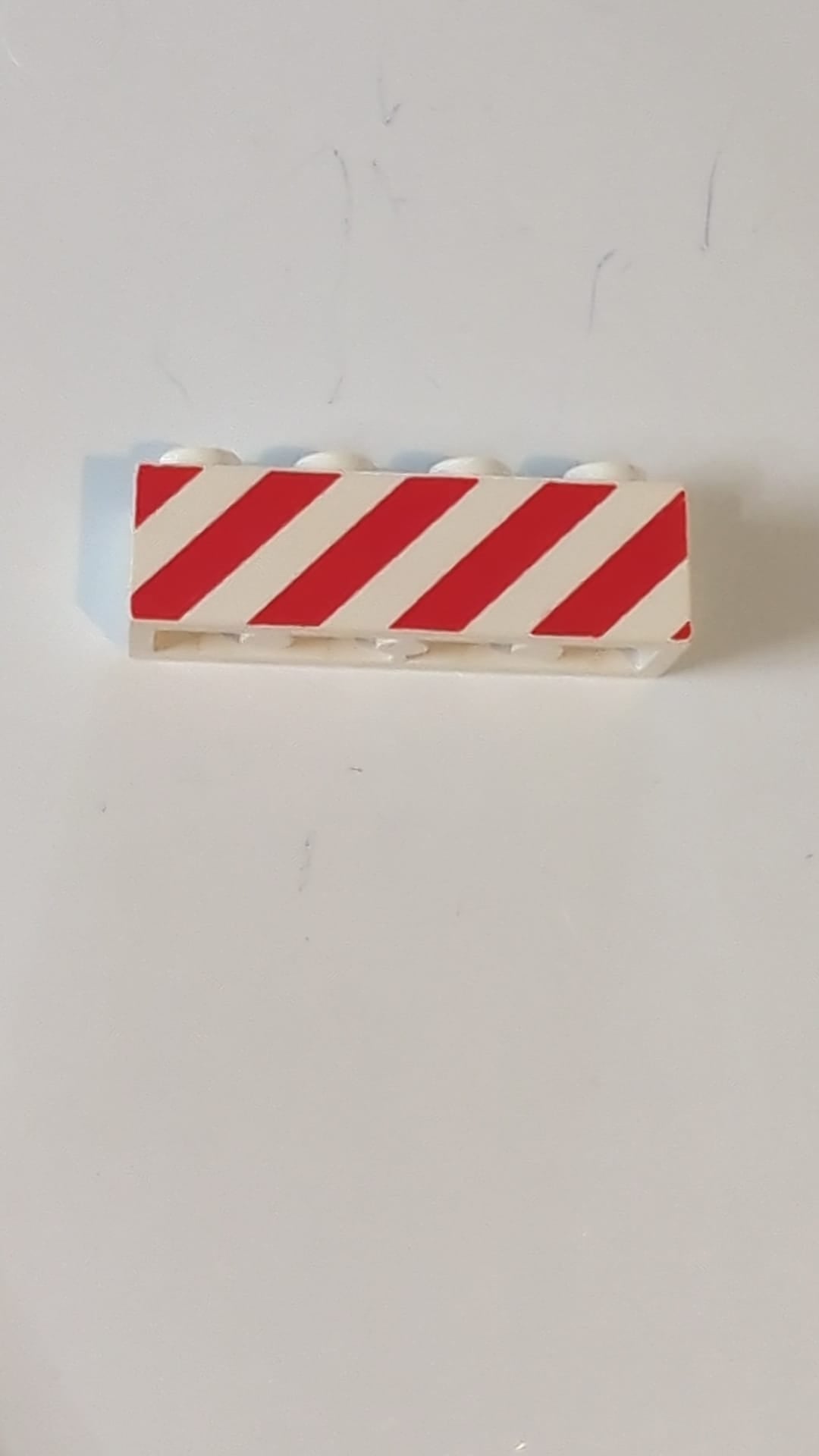1x4 Stein mit rotem Gefahrenstreifenmuster „Gedruckte Version“ weiß