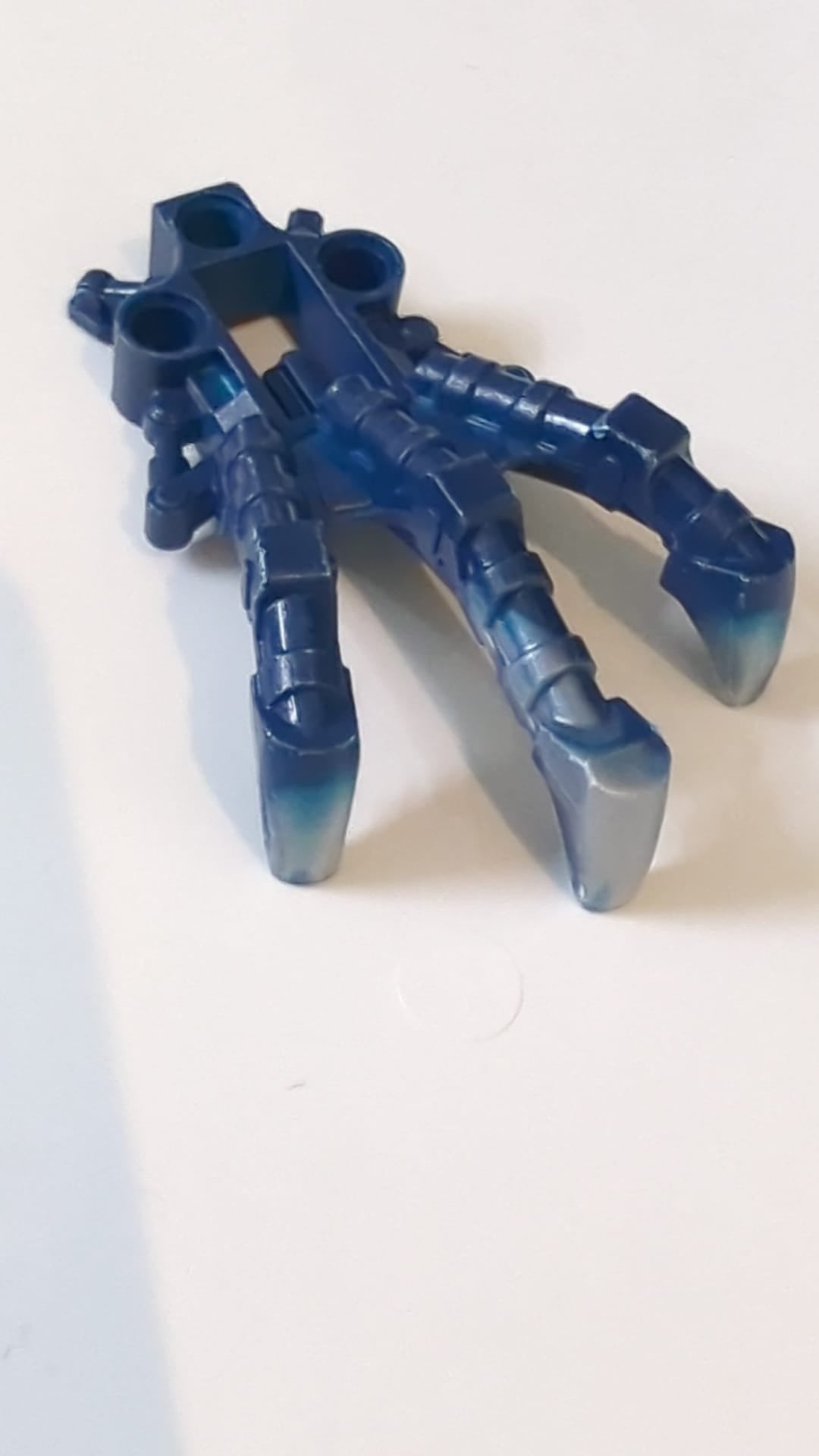 Bionicle-Fuß Piraka mit Krallen und marmoriertem, perlmuttfarbenem, hellgrauem Muster dunkelblau