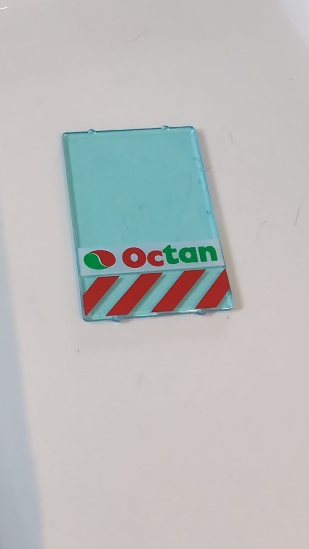 1x4x5 Fensterglas mit Octan-Logo und rotem Warnstreifenmuster transparent hellblau