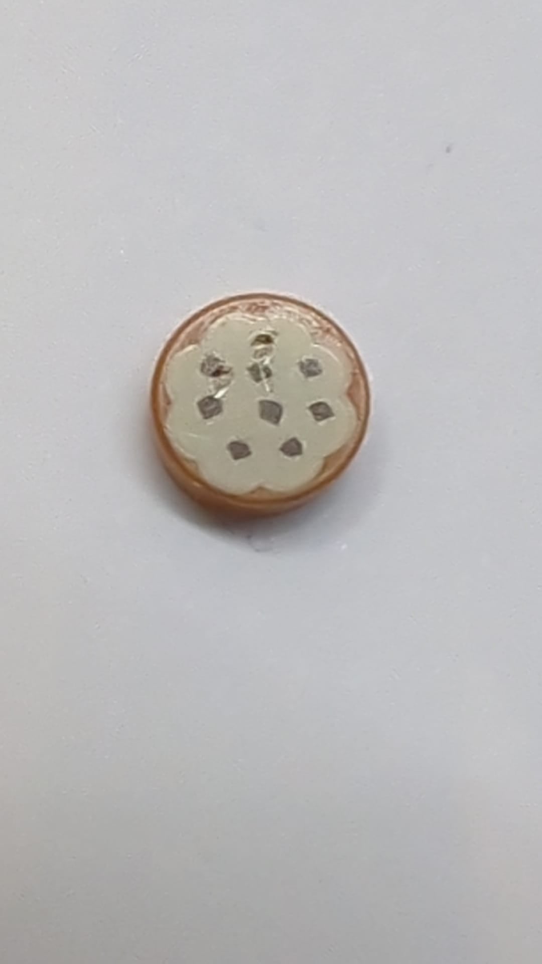 1x1 Runde Fliese mit Keksmuster mit hellbraunem Zuckerguss und rötlich-braunen Schokoladenstreuseln nougat
