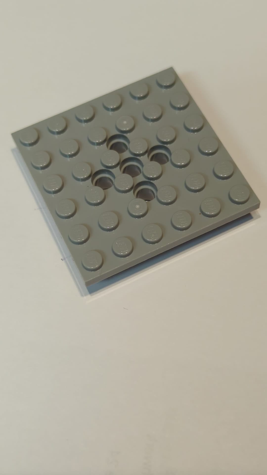 Platte, modifiziert 6 x 6 mit 5 Pinlöchern neuhellgrau