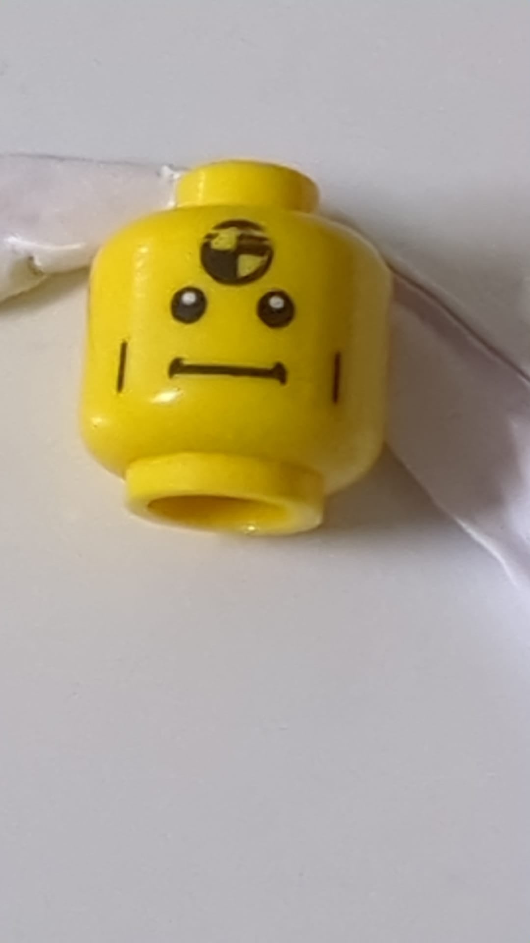 Minifigur, Kopf mit vertikalen Wangenlinien, geradem Mund und weißen Pupillenmuster „Crash-Test-Dummy“ gelb