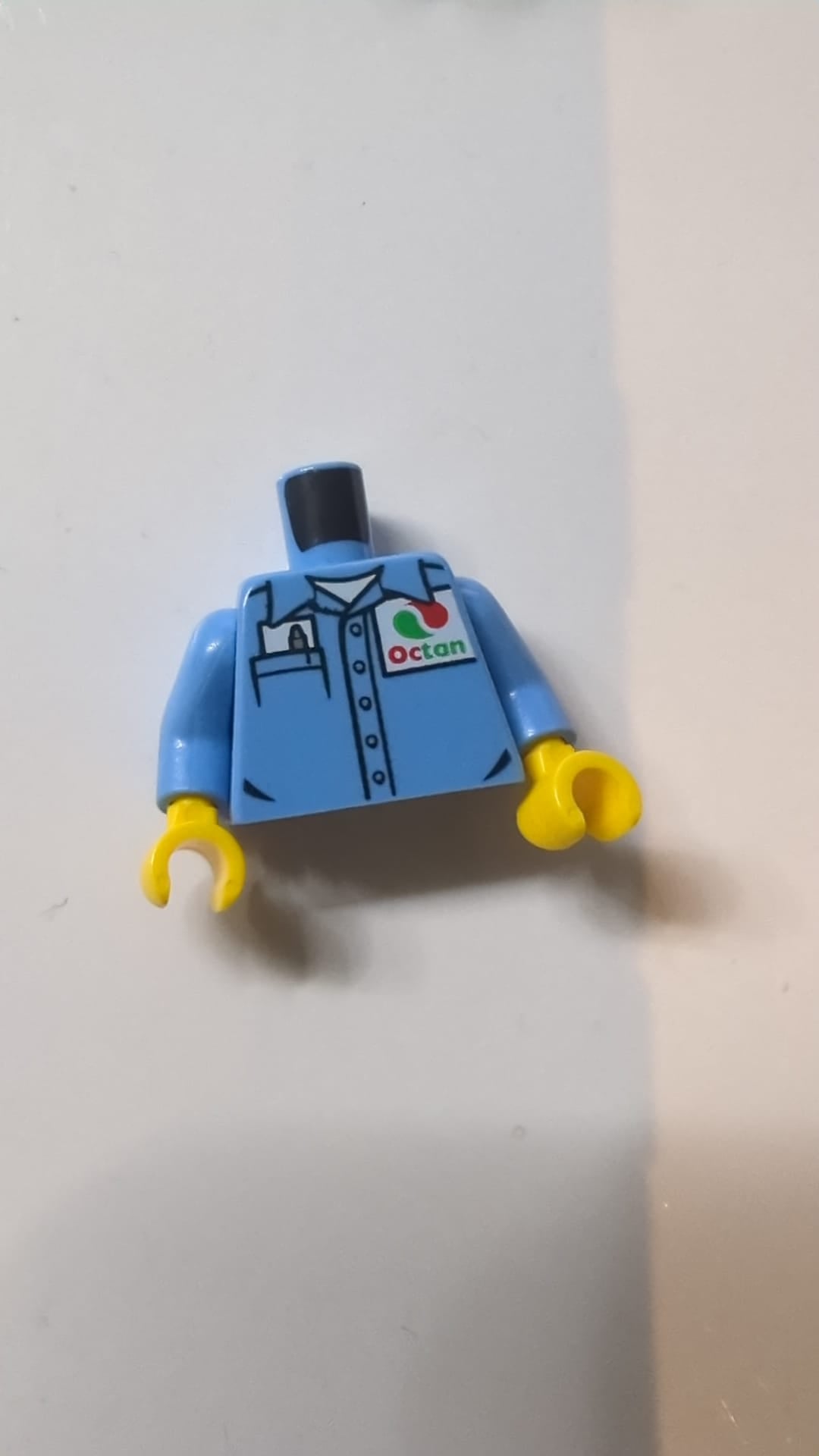 Hemd mit Kragen und Knöpfen, weißes Unterhemd, Tasche mit Notizblock und Stift, Octan-Logo-Muster / mittelblaue Ärmel / gelbe Hände mittelblau