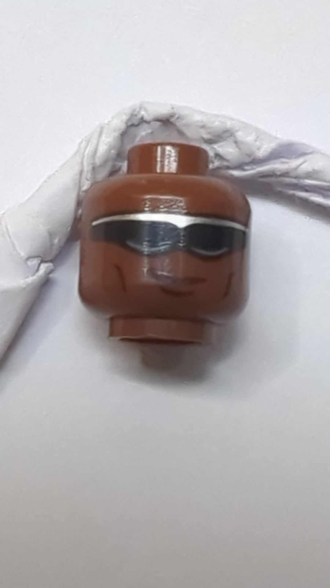 Minifigur, Kopfbrille mit schwarzer und silberner Sonnenbrille, schiefes Lächeln, Wangenlinienmuster „Power Man“ neubraun