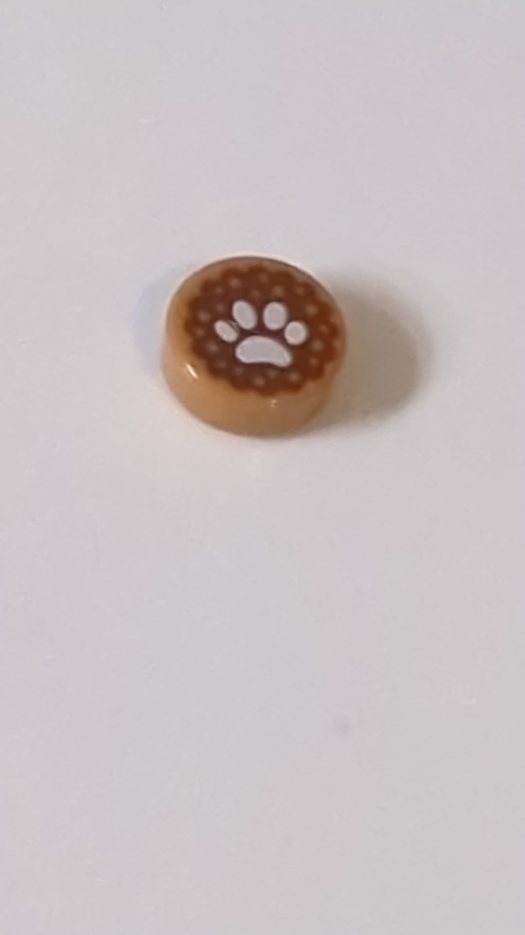 1x1 Fliese, rund mit weißem Tierpfotenabdruck auf rotbraunem Hundekeks-Muster nougat (medium)