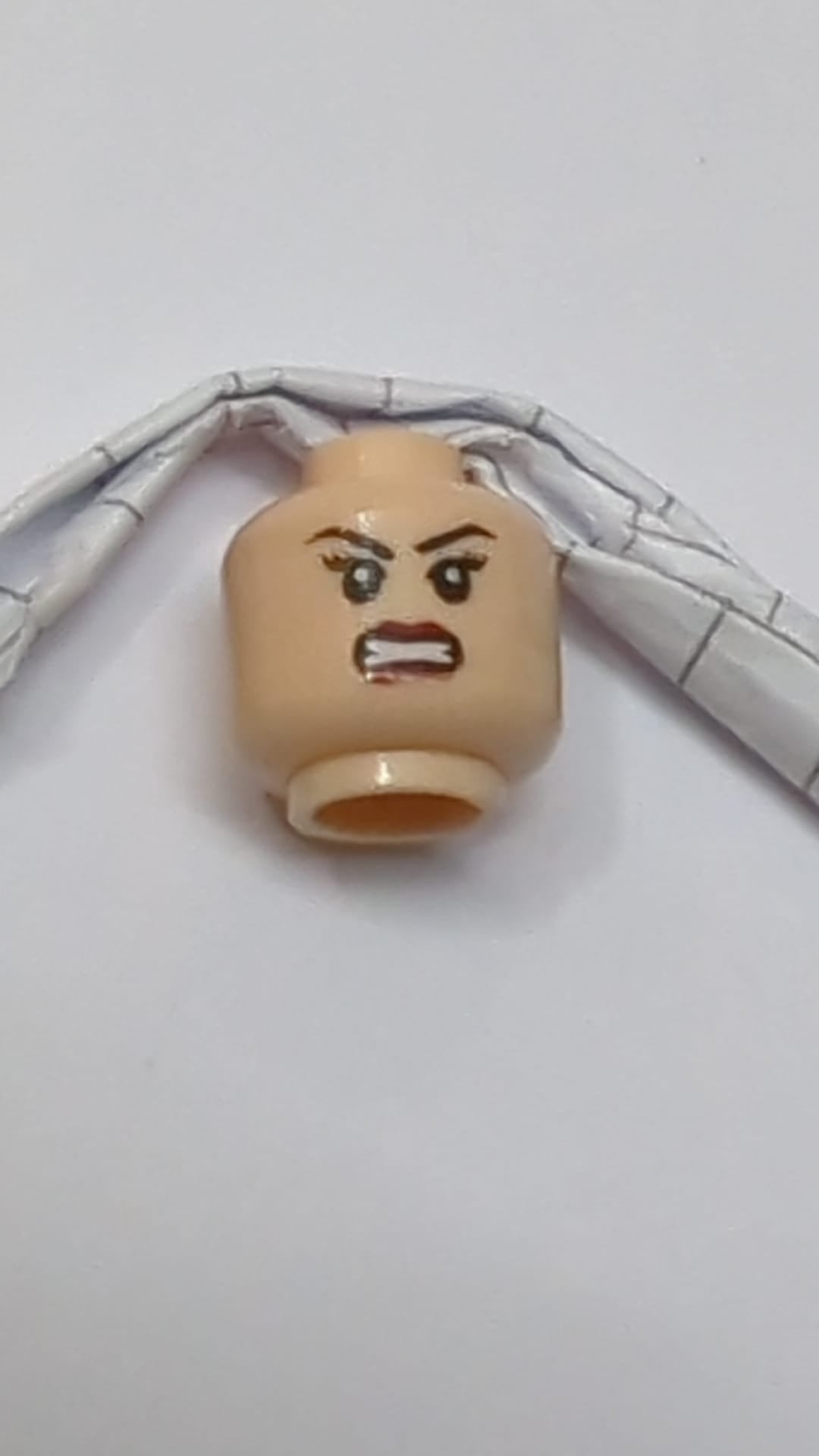Minifigur, Kopf, doppelseitig, weiblich, schwarze Augenbrauen, Wimpern, dunkelrote Lippen, Grinsen/Zähne zeigend hellnougat (fleischfarben)