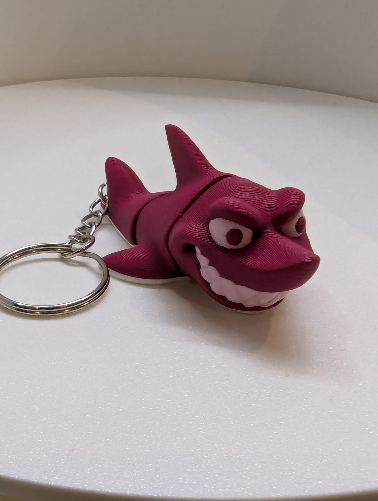 grinsender Hai Schlüsselanhänger 3D einfarbig magenta