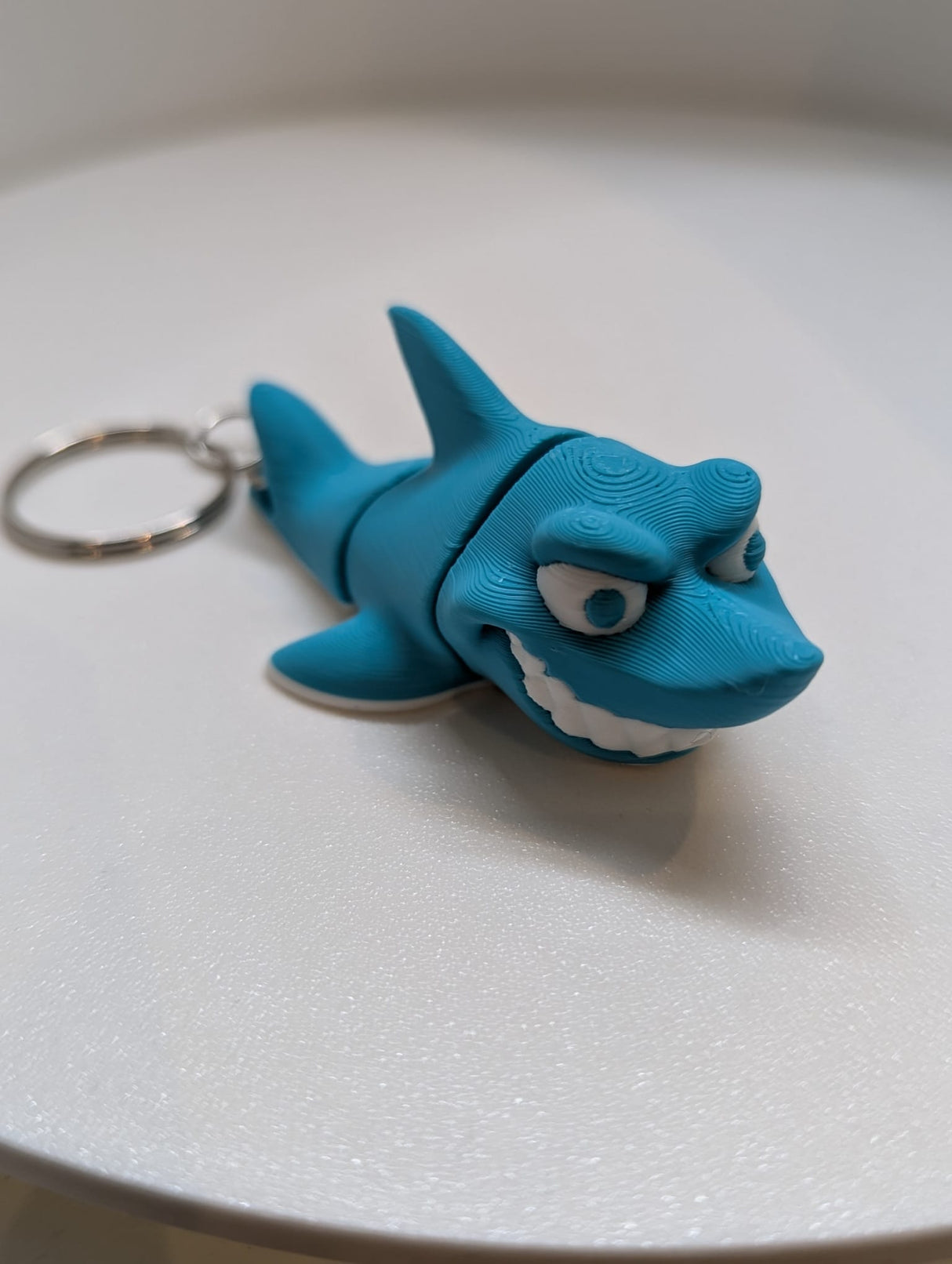 grinsender Hai Schlüsselanhänger 3D einfarbig azurblau