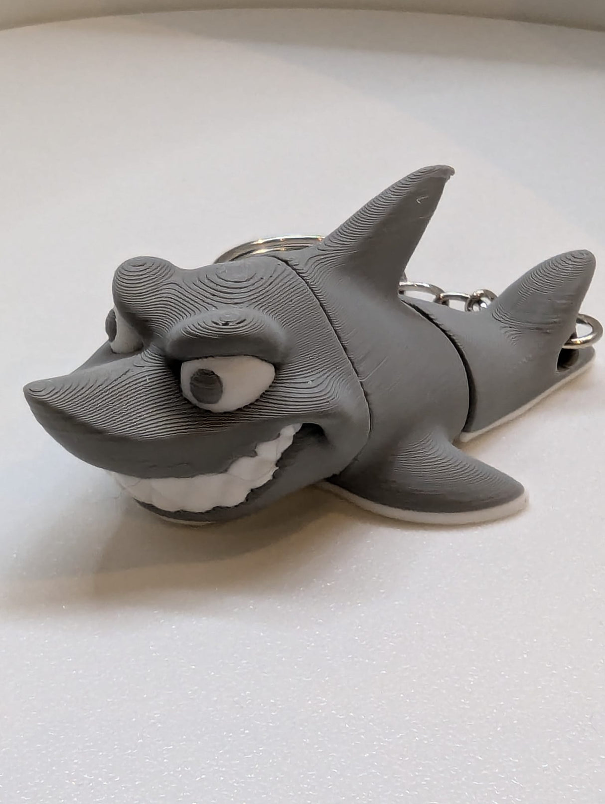 grinsender Hai Schlüsselanhänger 3D einfarbig helles grau
