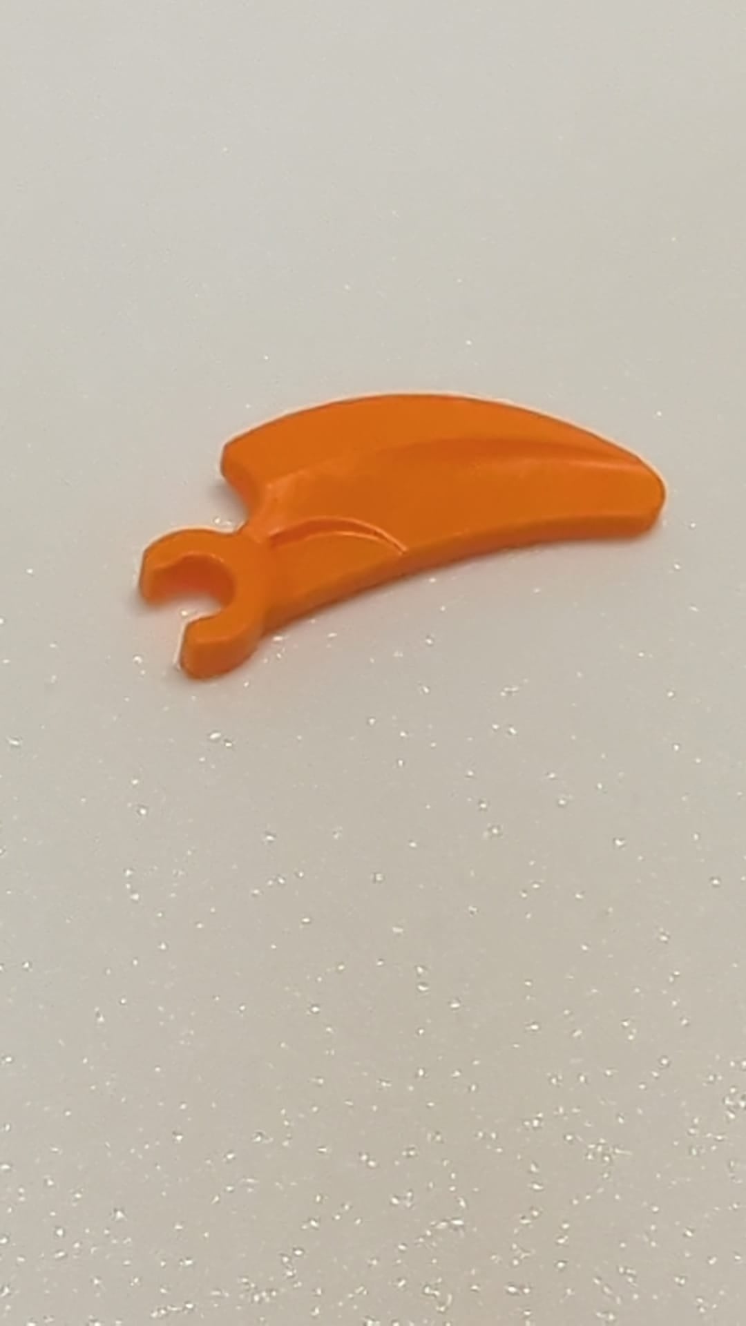 NEU Widerhaken / Klaue / Horn / Zahn mit Clip, gebogen orange