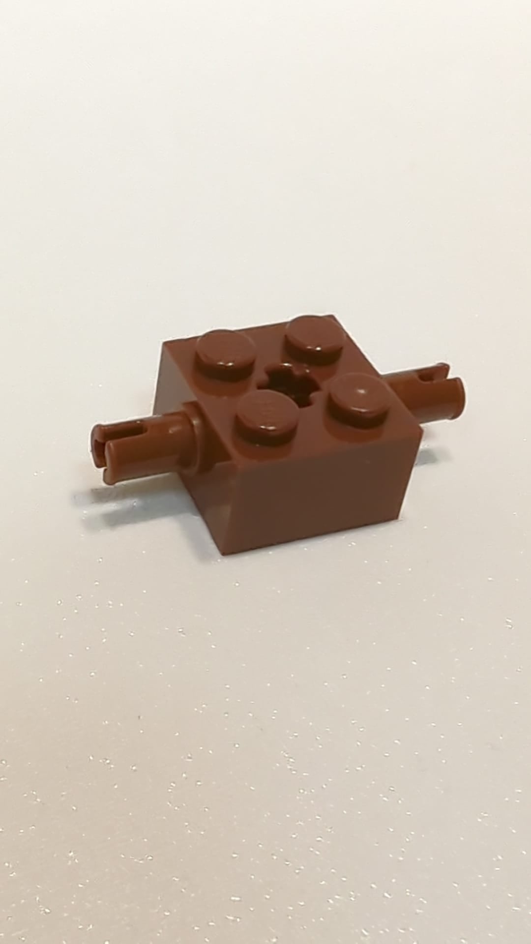 NEU Stein, modifiziert 2 x 2 mit Pins und Achsloch neubraun