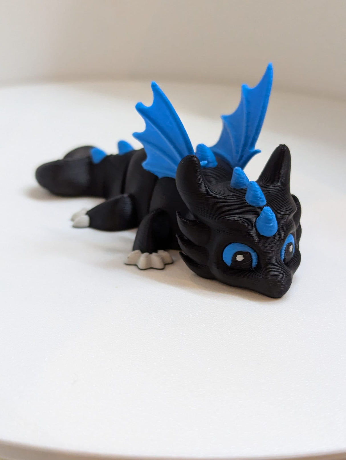 Flexibler Drache mit Flügeln 3D 3farbig schwarz blau