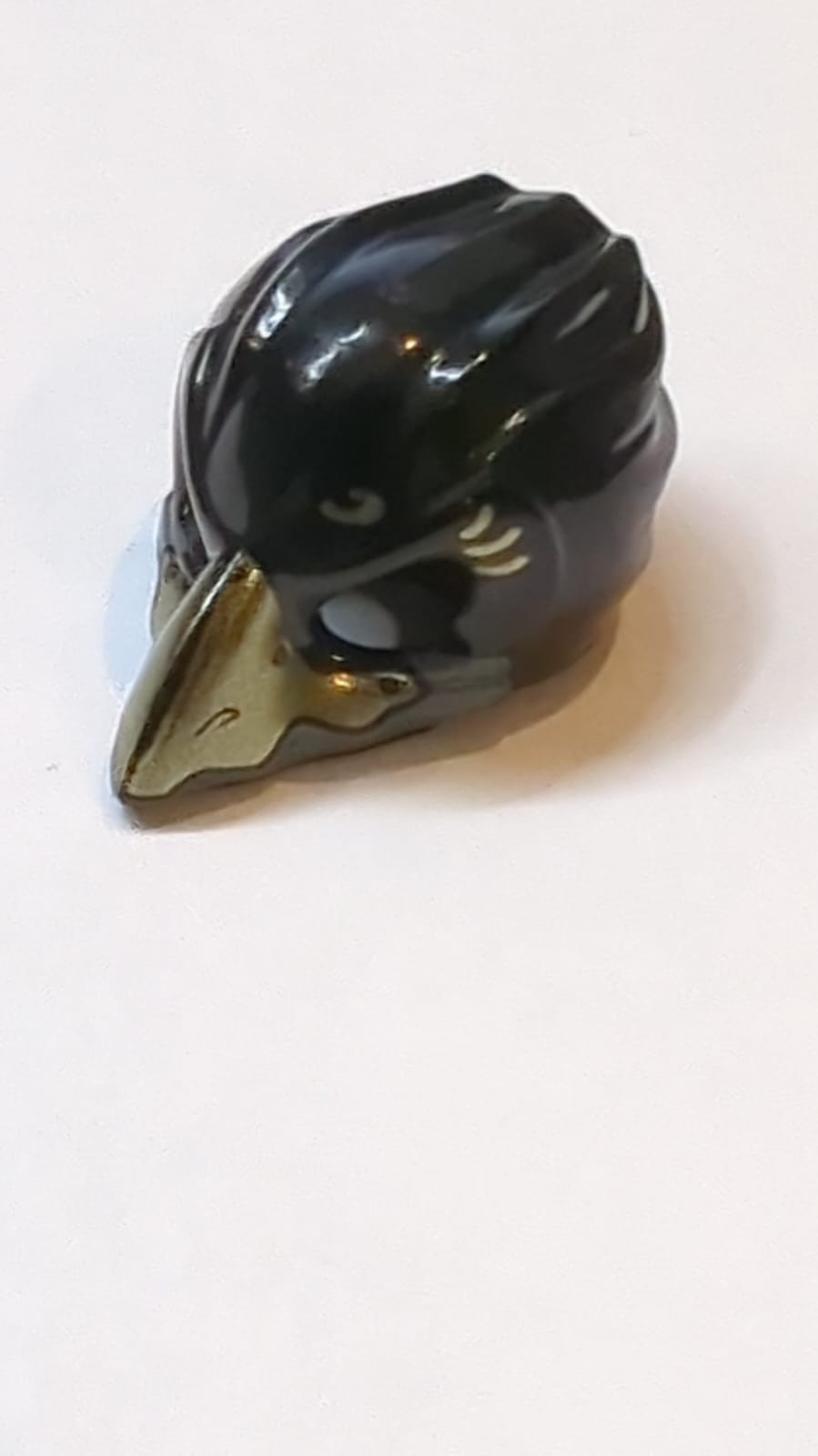Minifigure, Headgear Mask Bird (Raven) with Gold Beak and Gold Markings Pattern