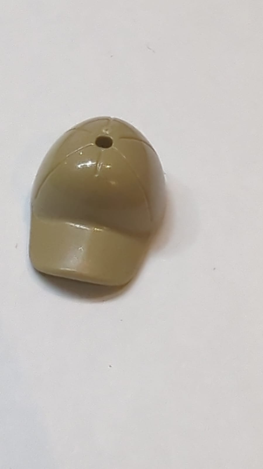 Kopfbedeckung Cap Kappe Minifigur - kurzer gebogener Schirm, mit Nähten und kleinem Loch dunkelbeige