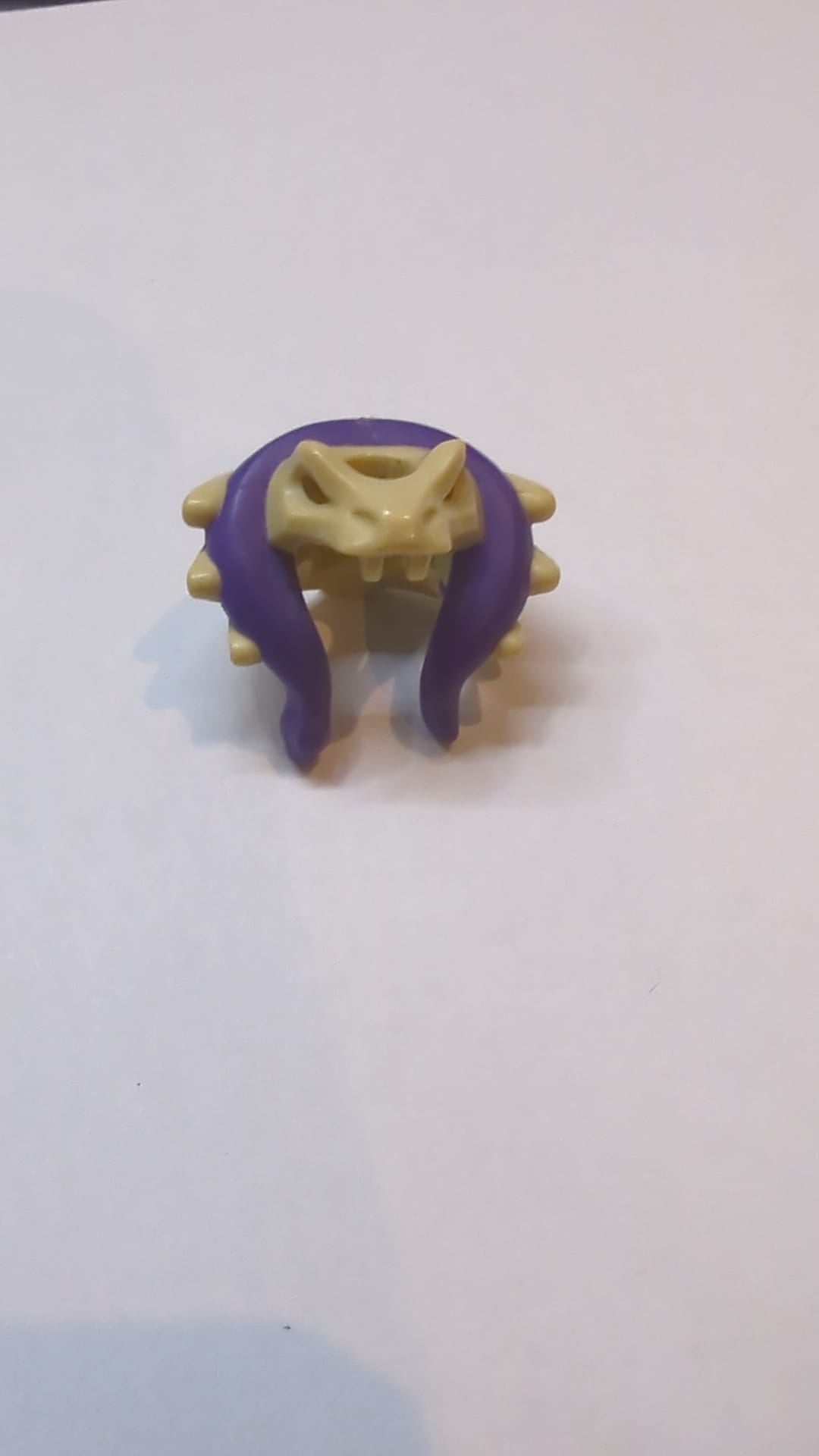 Kopfbedeckung Helm Ninjago Schlangenschädel und Wirbelsäule mit dunkelviolettem Schlangenmuster beige