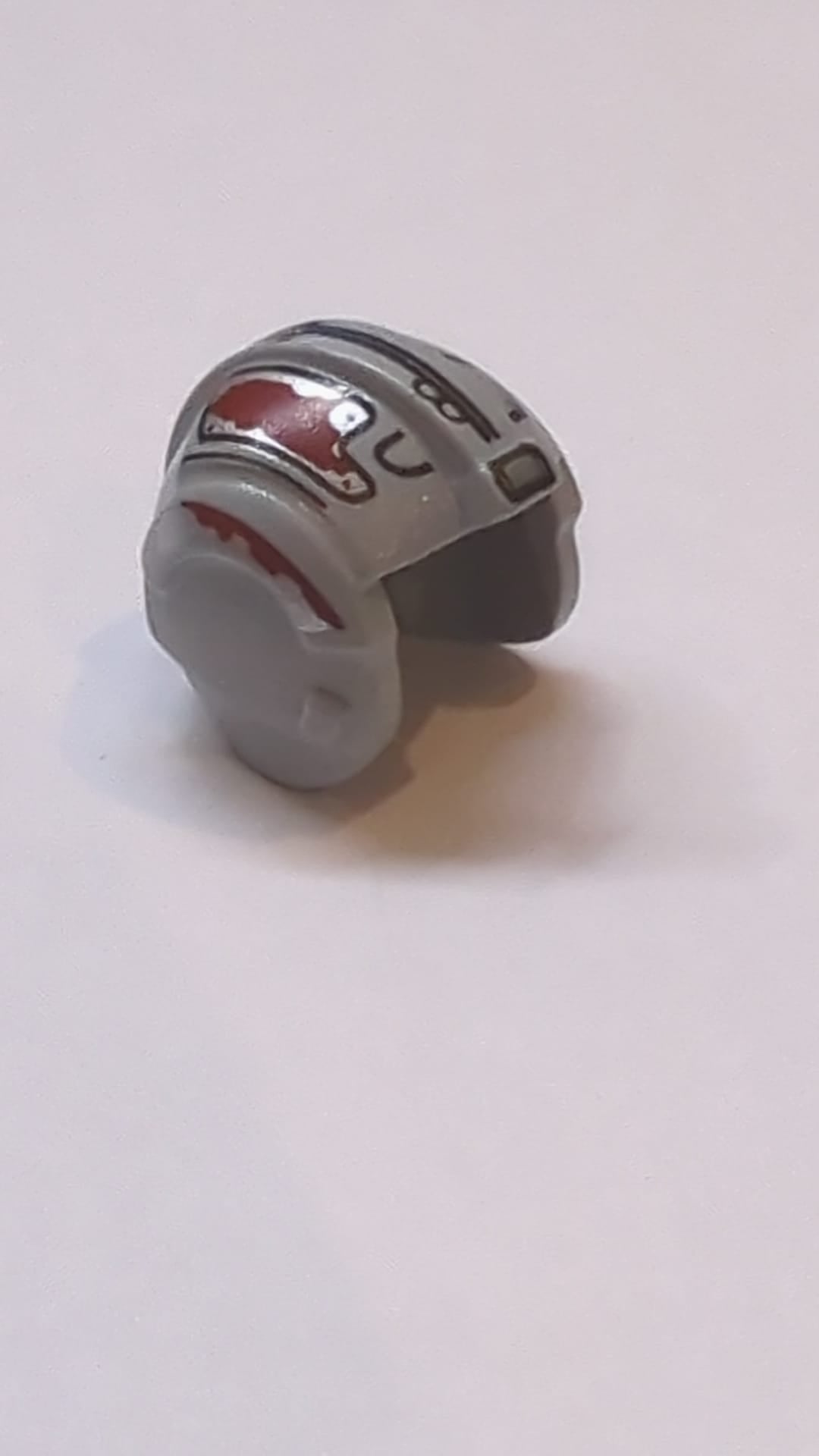 Kopfbedeckung-Helm SW Rebellenpilot mit dunkelrotem Markierungs-Muster, neuhellgrau