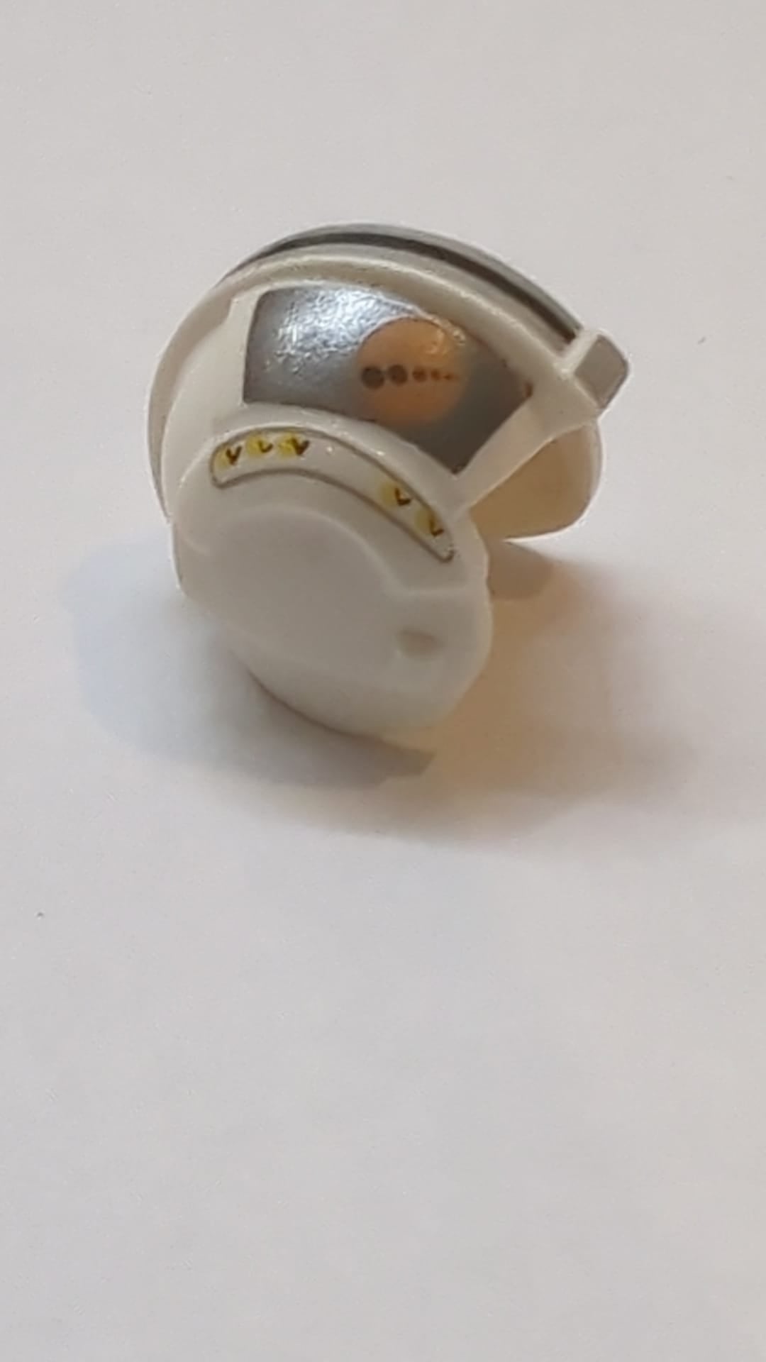 Kopfbedeckung Helm SW Rebel Pilot mit flachen silbernen Rechtecken, mittleres Nougat und schwarzes Kreismuster (Theron Nett), weiß